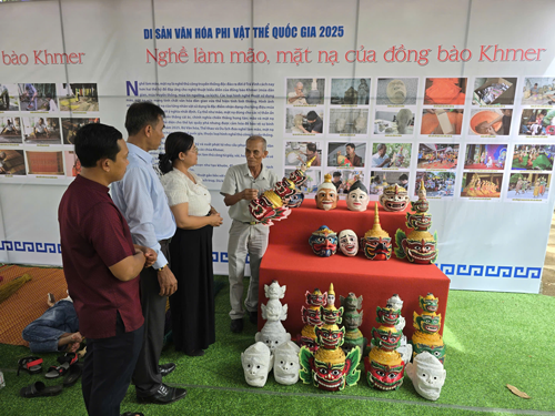 Phát huy giá trị nghề làm mũ, mặt nạ của người Khmer Trà Vinh - Ảnh 1.
