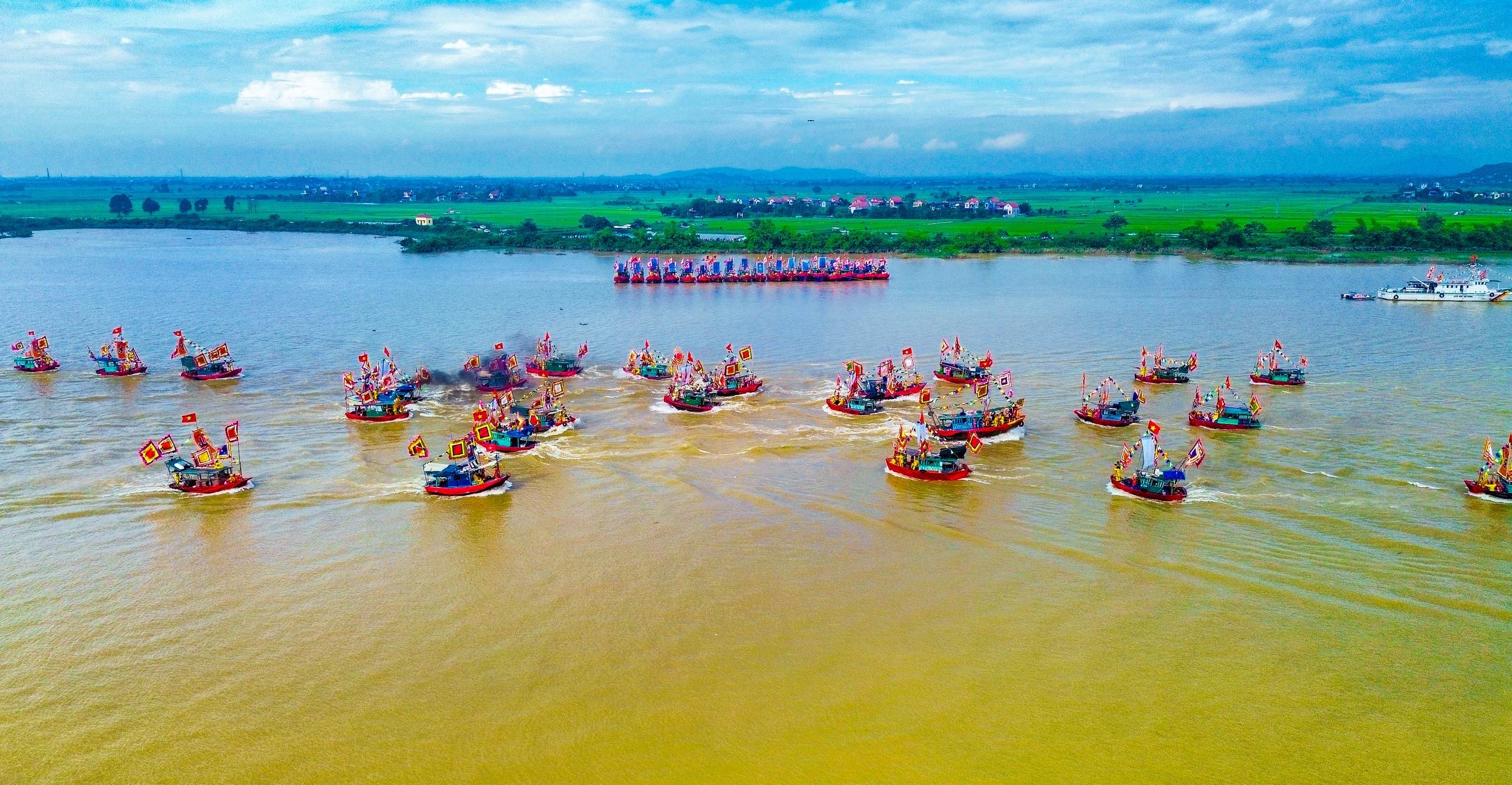 Ảnh đẹp trong tuần: Những bức ảnh ấn tượng về cờ Tổ quốc - Ảnh 5. Ảnh đẹp trong tuần: Những bức ảnh ấn tượng về cờ Tổ quốc - Ảnh 5.