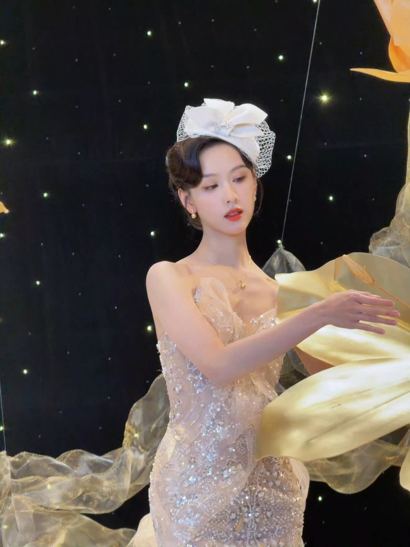 "Nàng thơ của Tô Hữu Bằng" Trần Đô Linh mặc đầm Việt - Ảnh 12.