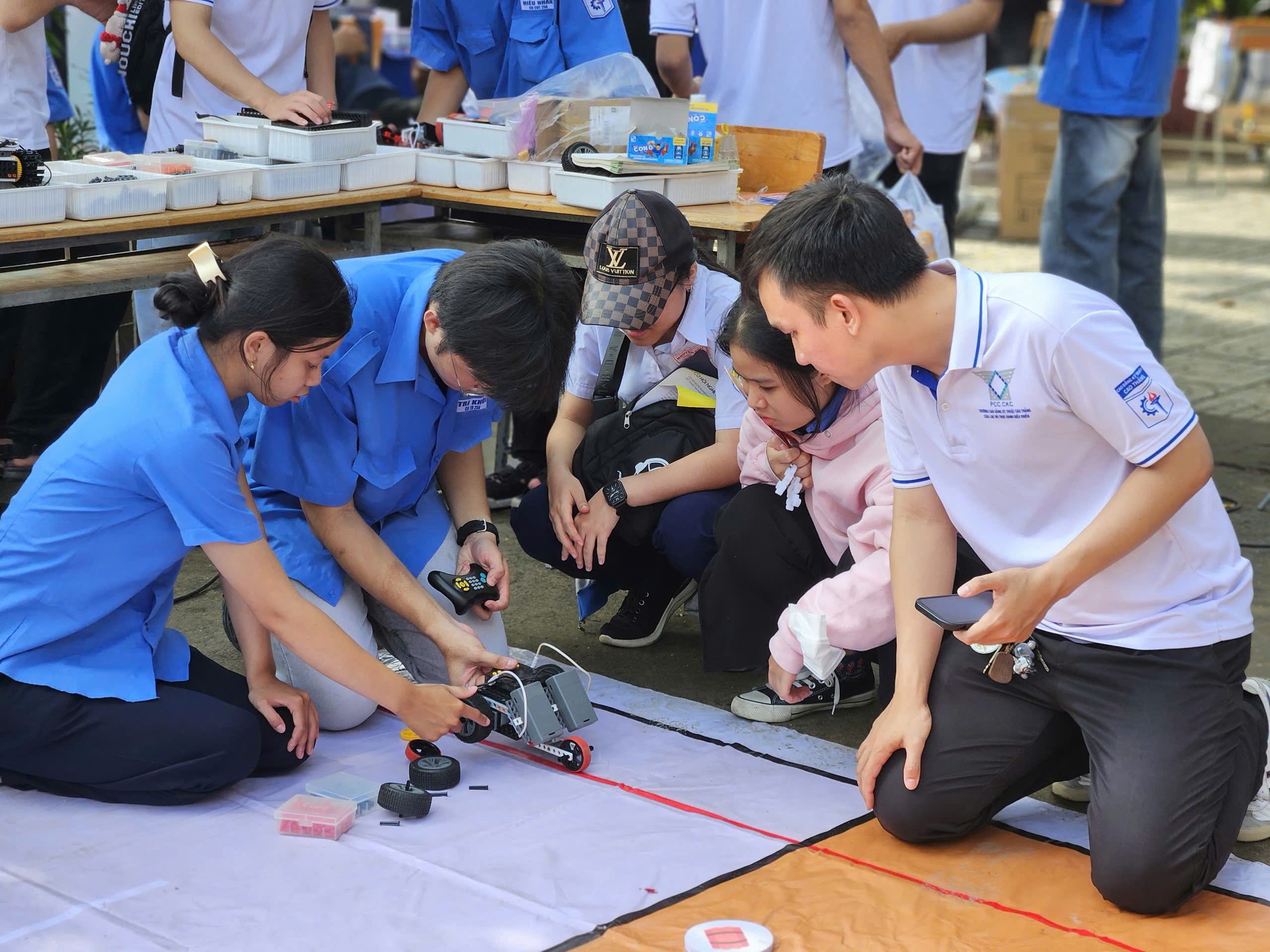 Nữ sinh cười tít mắt, thích thú tự tay lắp ráp và điều khiển robot - Ảnh 3.