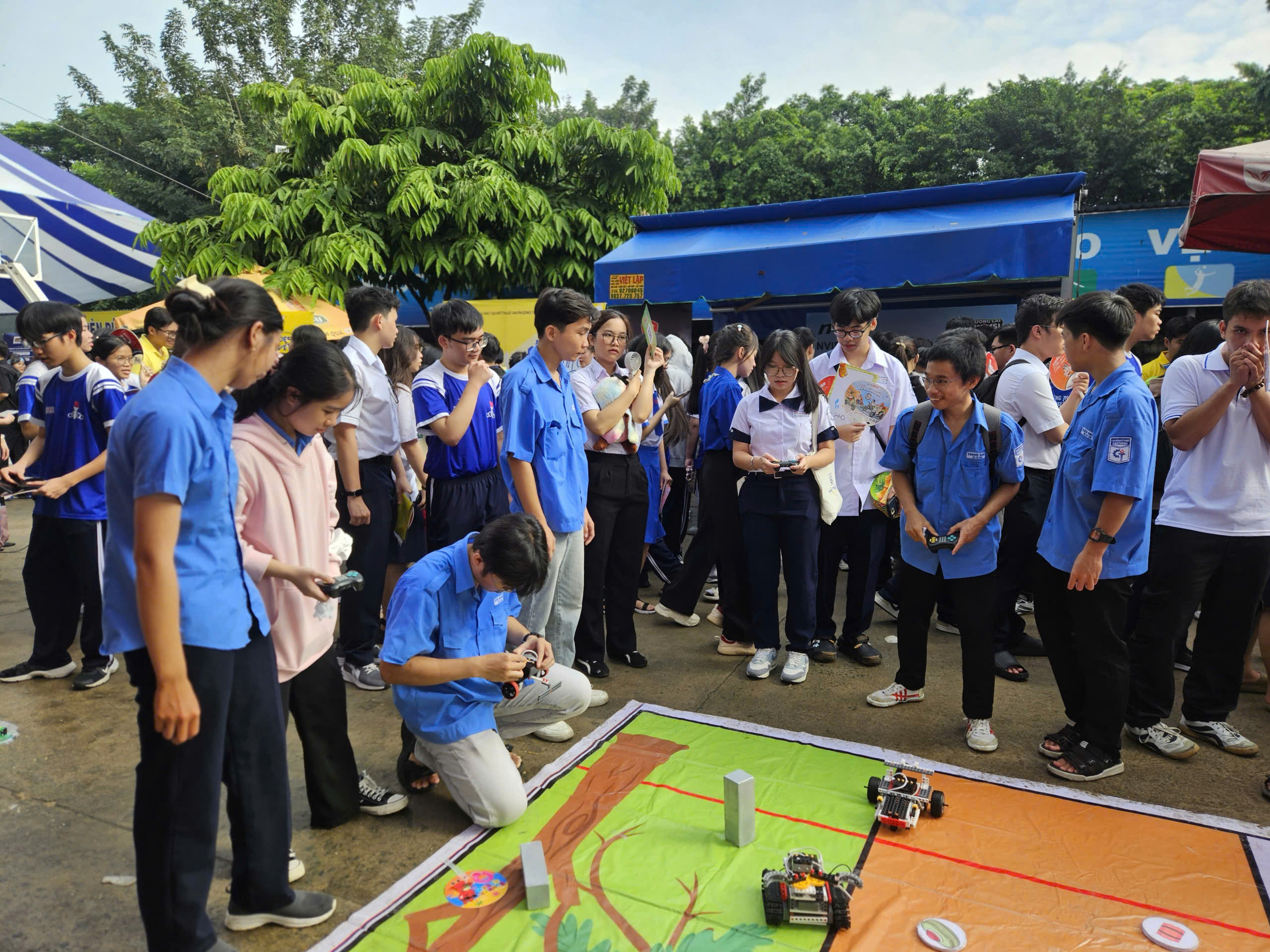 Nữ sinh cười tít mắt, thích thú tự tay lắp ráp và điều khiển robot - Ảnh 2.