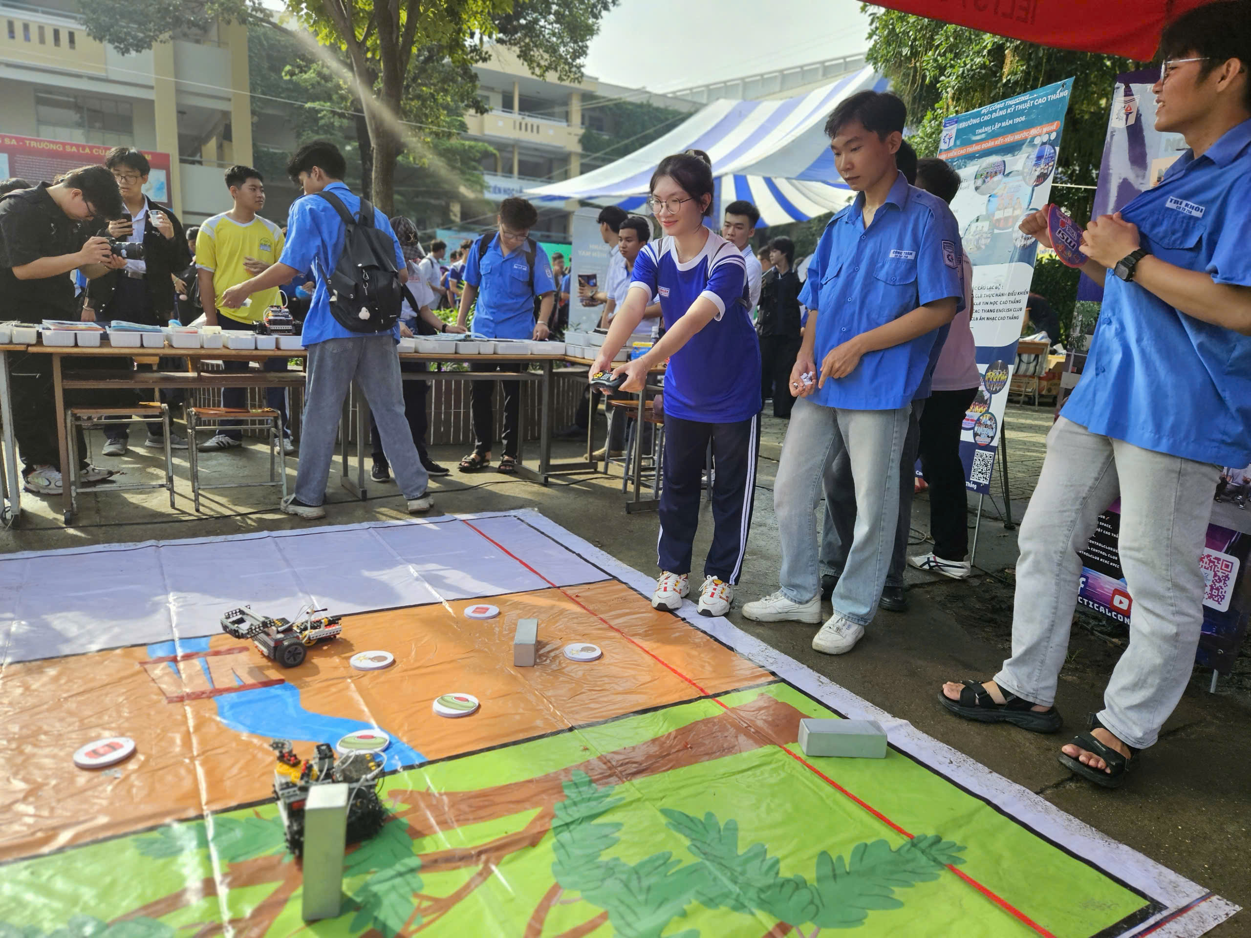 Nữ sinh cười tít mắt, thích thú tự tay lắp ráp và điều khiển robot - Ảnh 1.