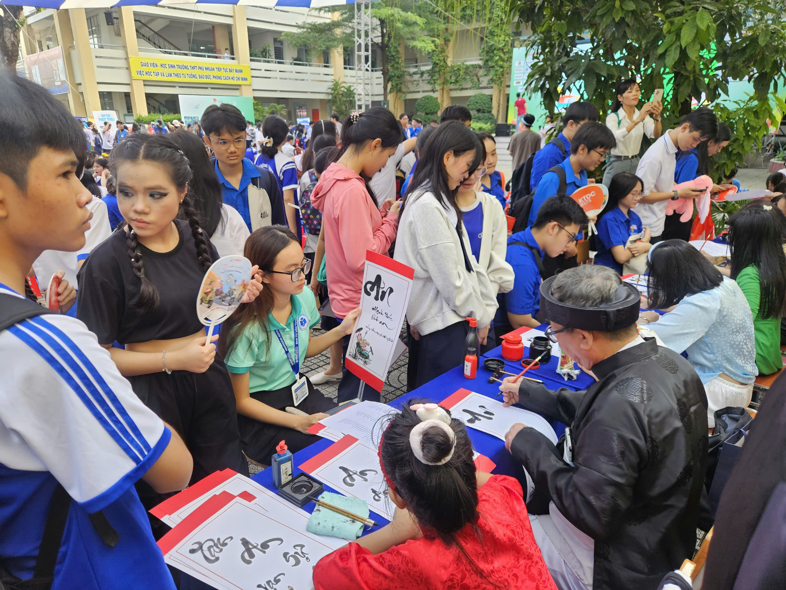 Nữ sinh cười tít mắt, thích thú tự tay lắp ráp và điều khiển robot - Ảnh 7.