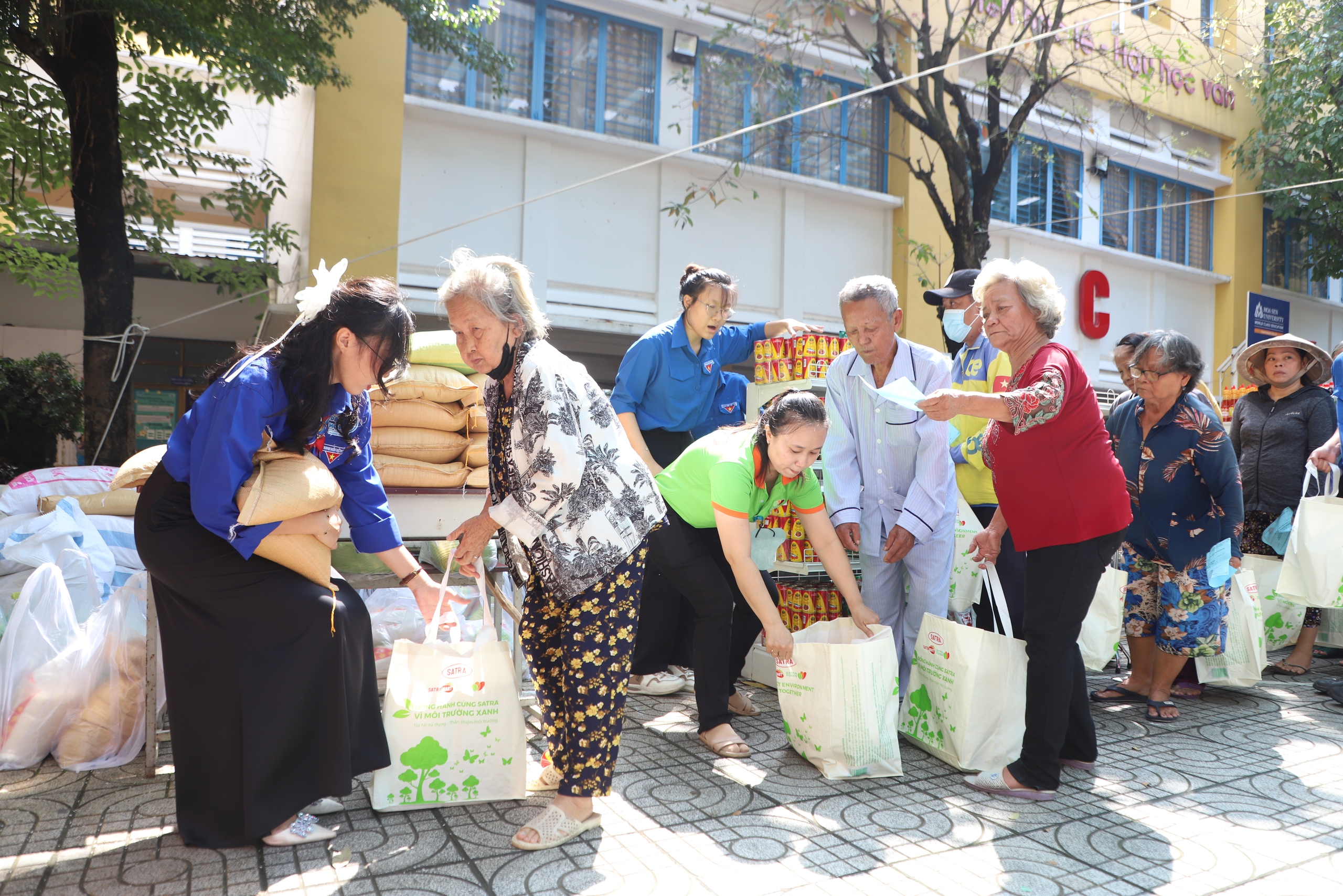 Phó Bí thư Thường trực Thành ủy TP HCM dự Ngày hội Đại đoàn kết phường Bình Phú - Ảnh 9.