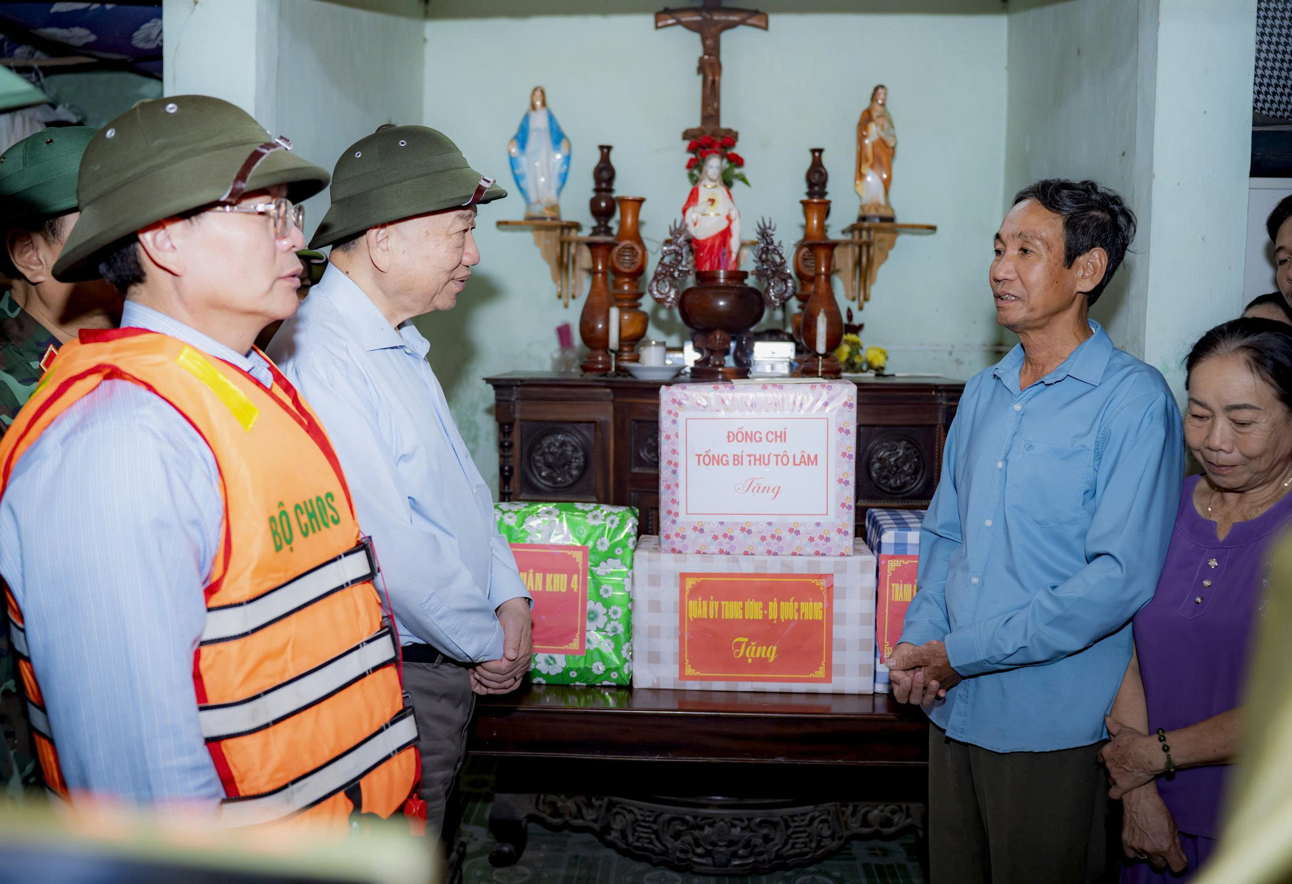 Tổng Bí thư Tô Lâm thăm hỏi, tặng quà người dân bị lũ lụt ở Huế - Ảnh 3.