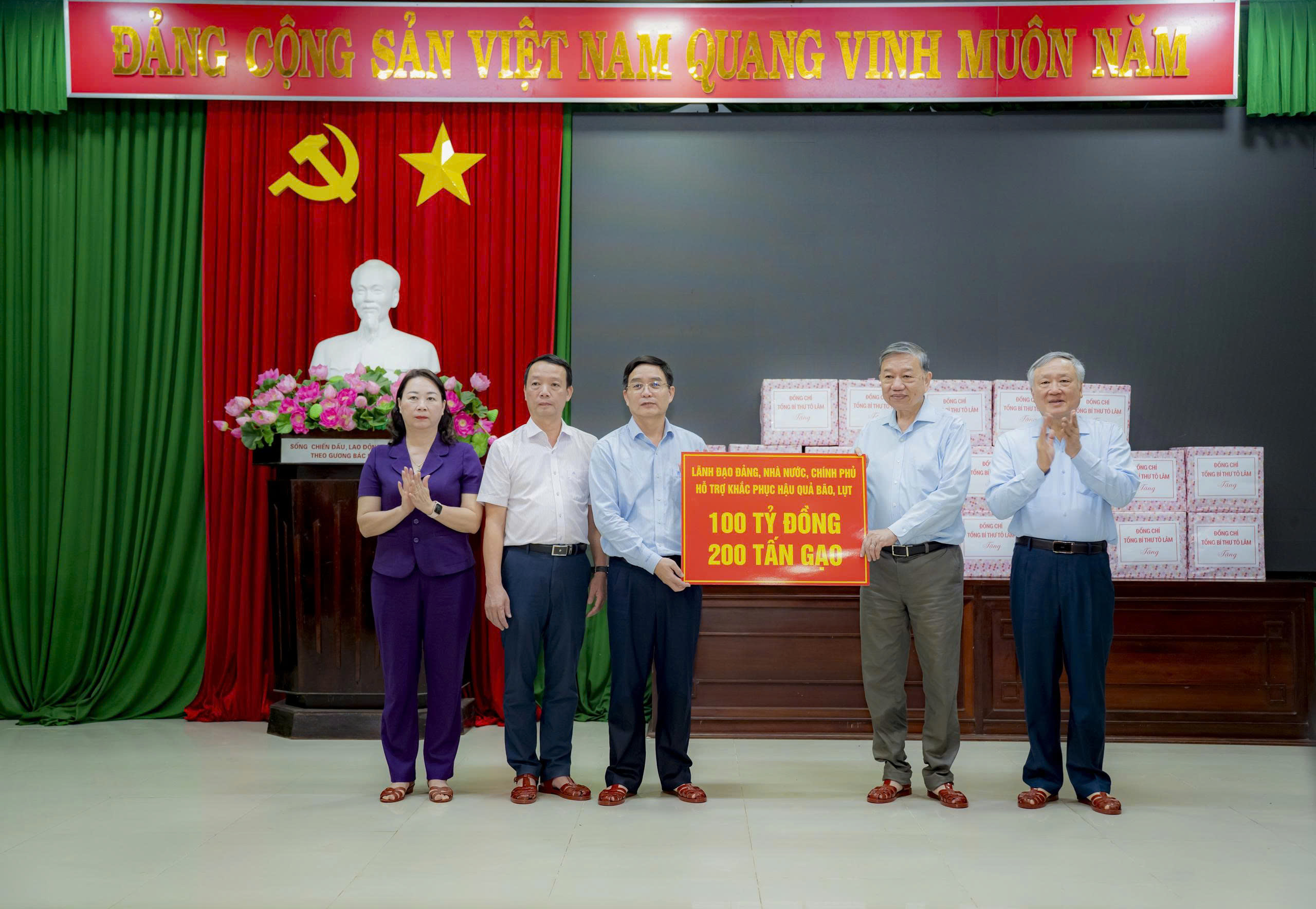 Tổng Bí thư Tô Lâm thăm hỏi, tặng quà người dân bị lũ lụt ở Huế - Ảnh 2.