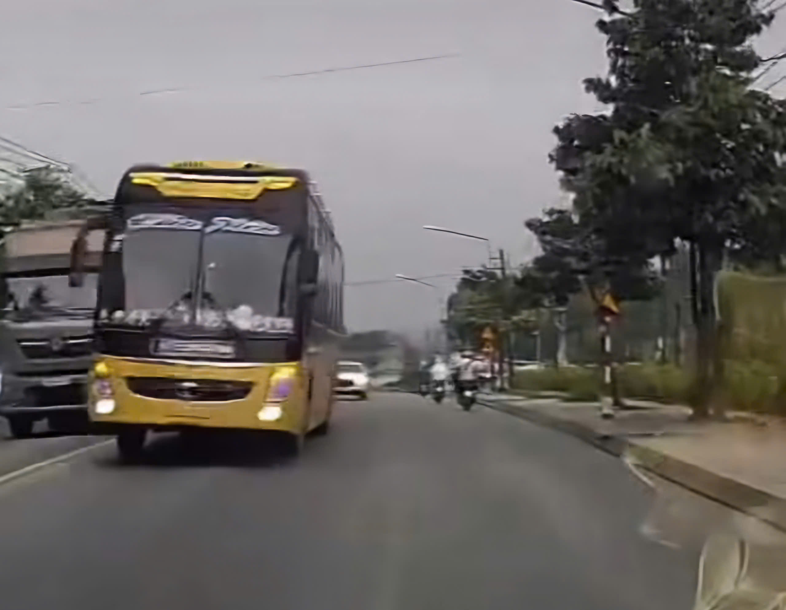 Xe khách và ô tô chạy ngược chiều gây nguy hiểm trên đường Mỹ Phước - Tân Vạn - Ảnh 1. Xe khách và ô tô chạy ngược chiều gây nguy hiểm trên đường Mỹ Phước - Tân Vạn - Ảnh 1.