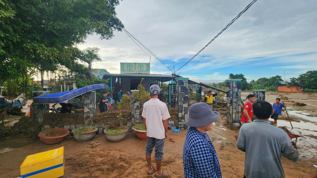 Tìm thấy thi thể bé gái bị cuốn trôi sau vụ vỡ hồ chứa nước của trang trại - Ảnh 1.