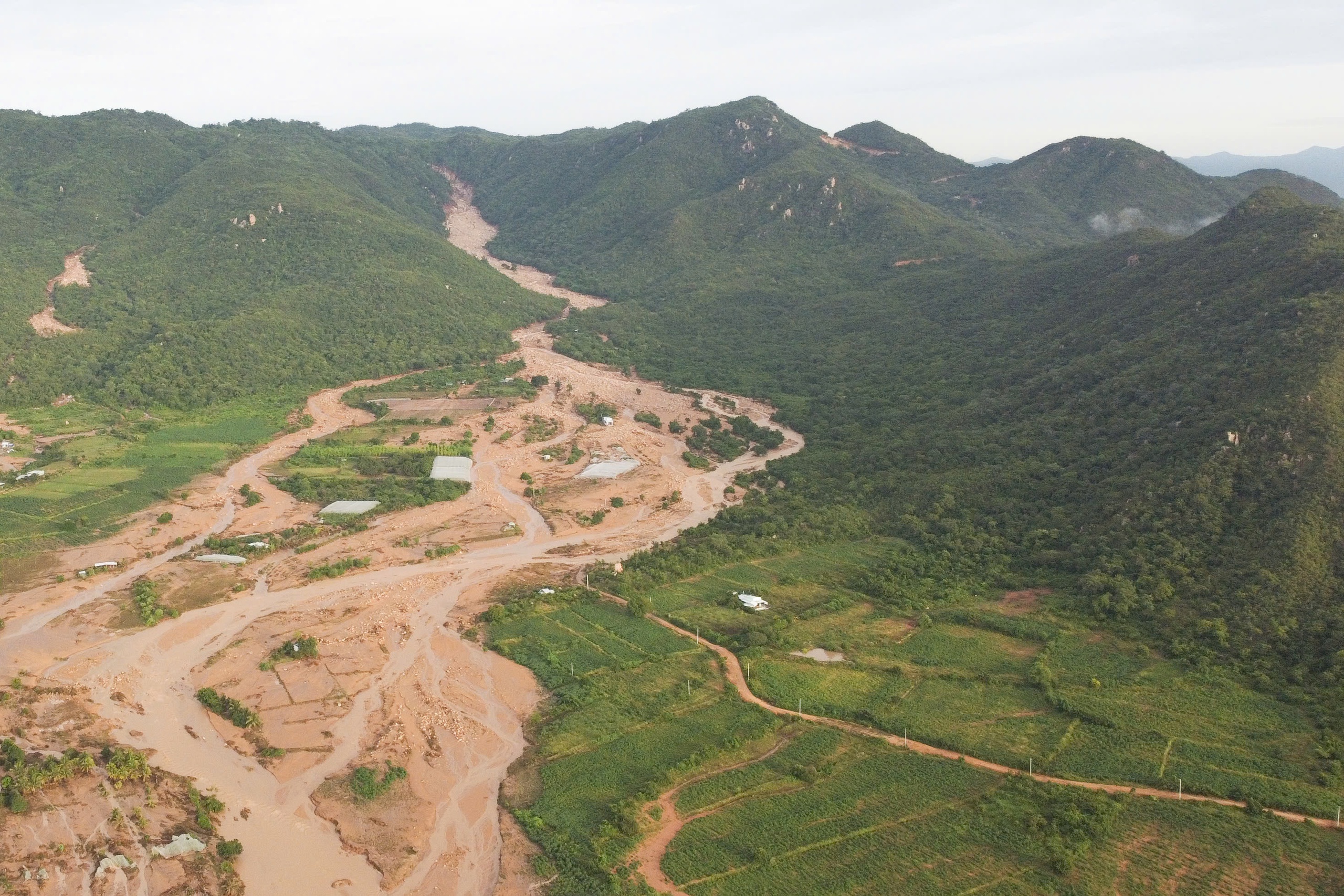 Hồ chứa nước của trang trại chăn nuôi bị vỡ gây chết người có phép hay không? - Ảnh 3.