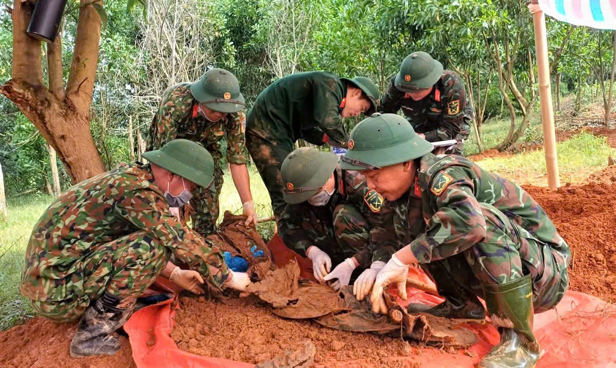 Ký hiệu nhôm quan trọng trên biển chôn kèm hài cốt liệt sĩ vừa quy tập - Ảnh 1. Ký hiệu nhôm quan trọng trên biển chôn kèm hài cốt liệt sĩ vừa quy tập - Ảnh 1.