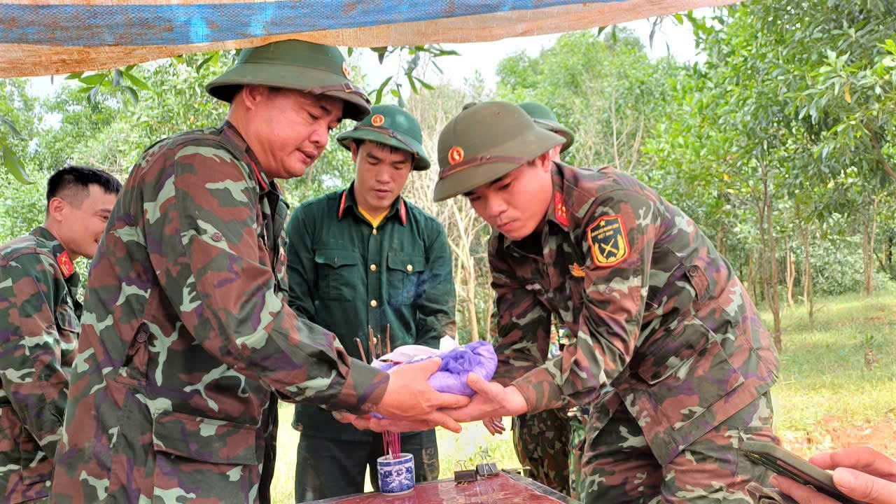 Ký hiệu nhôm quan trọng trên biển chôn kèm hài cốt liệt sĩ vừa quy tập - Ảnh 2. Ký hiệu nhôm quan trọng trên biển chôn kèm hài cốt liệt sĩ vừa quy tập - Ảnh 2.