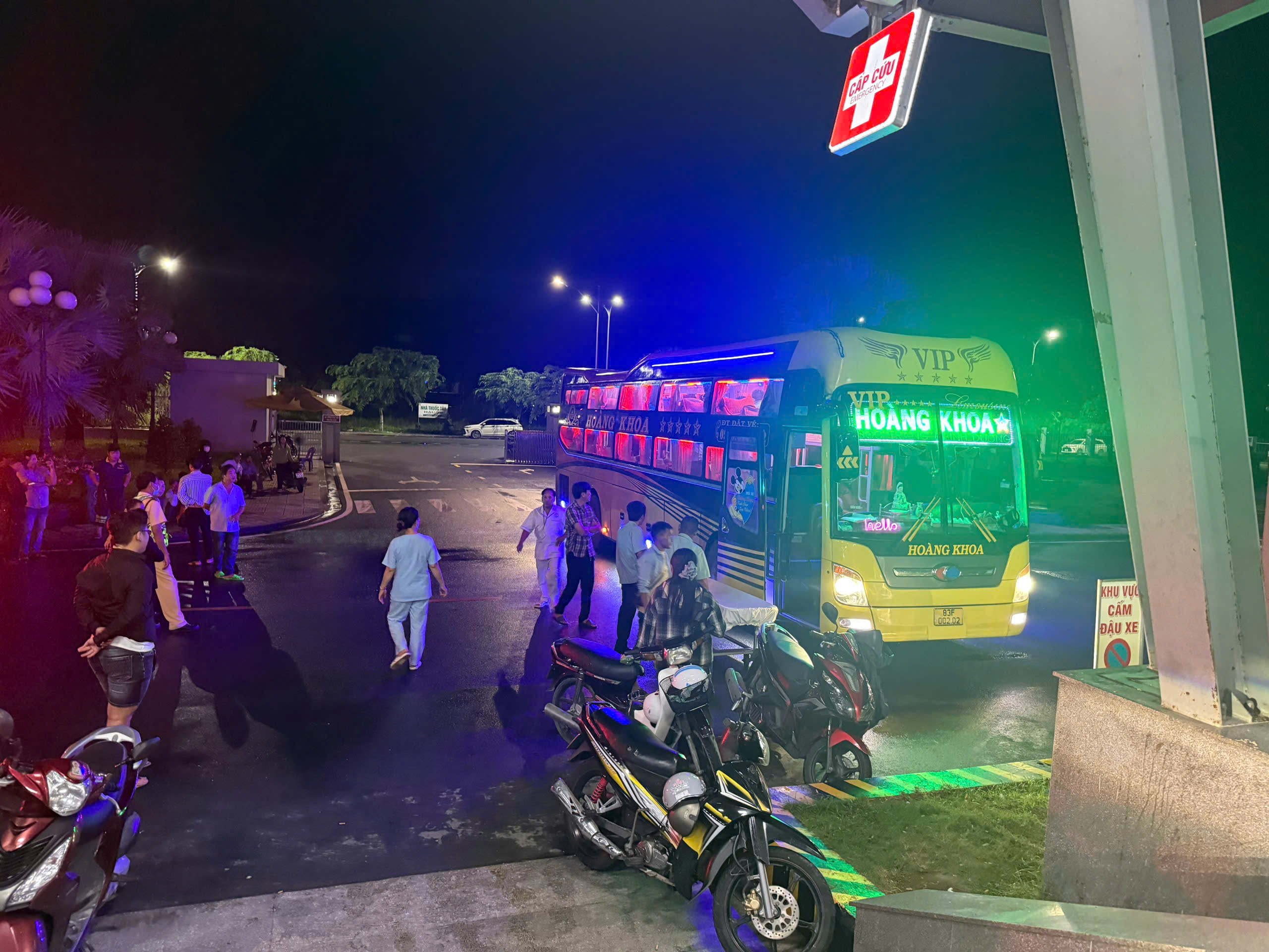 Sản phụ sinh con trên xe khách, may mắn có CSGT hỗ trợ nên an toàn - Ảnh 1.