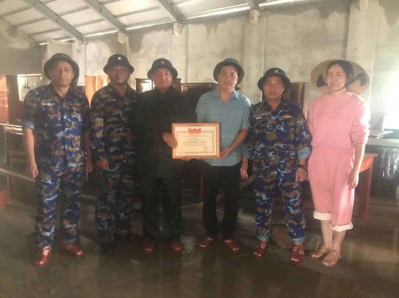 Khen thưởng công dân dũng cảm cứu người giữa lũ dữ ở Đà Nẵng - Ảnh 4. Khen thưởng công dân dũng cảm cứu người giữa lũ dữ ở Đà Nẵng - Ảnh 4.