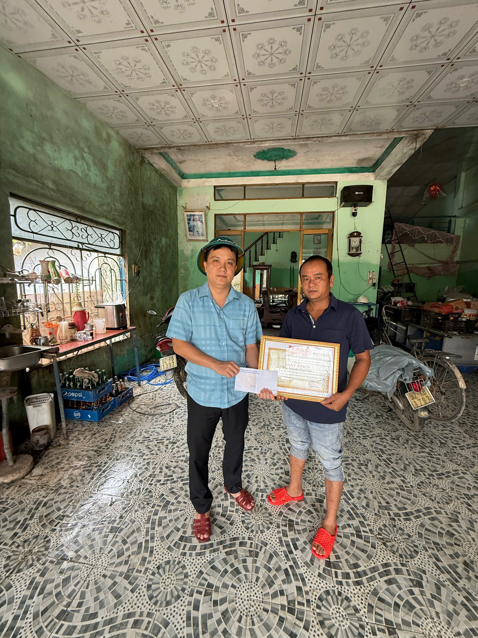 Khen thưởng công dân dũng cảm cứu người giữa lũ dữ ở Đà Nẵng - Ảnh 3. Khen thưởng công dân dũng cảm cứu người giữa lũ dữ ở Đà Nẵng - Ảnh 3.