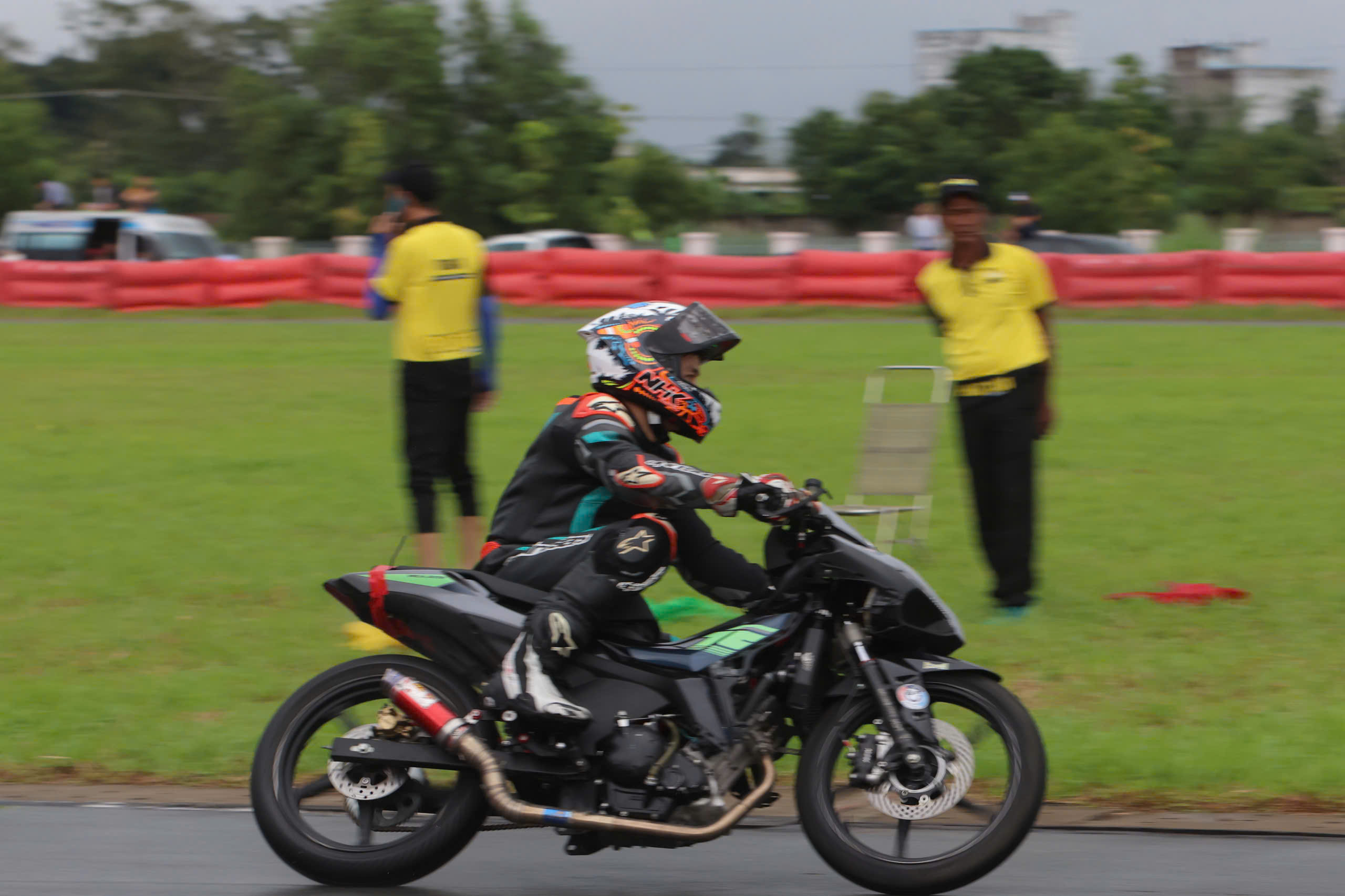 Vĩnh Long: Mưa gió không cản nổi khán giả đến cổ vũ các tay đua tranh tài - Ảnh 2.