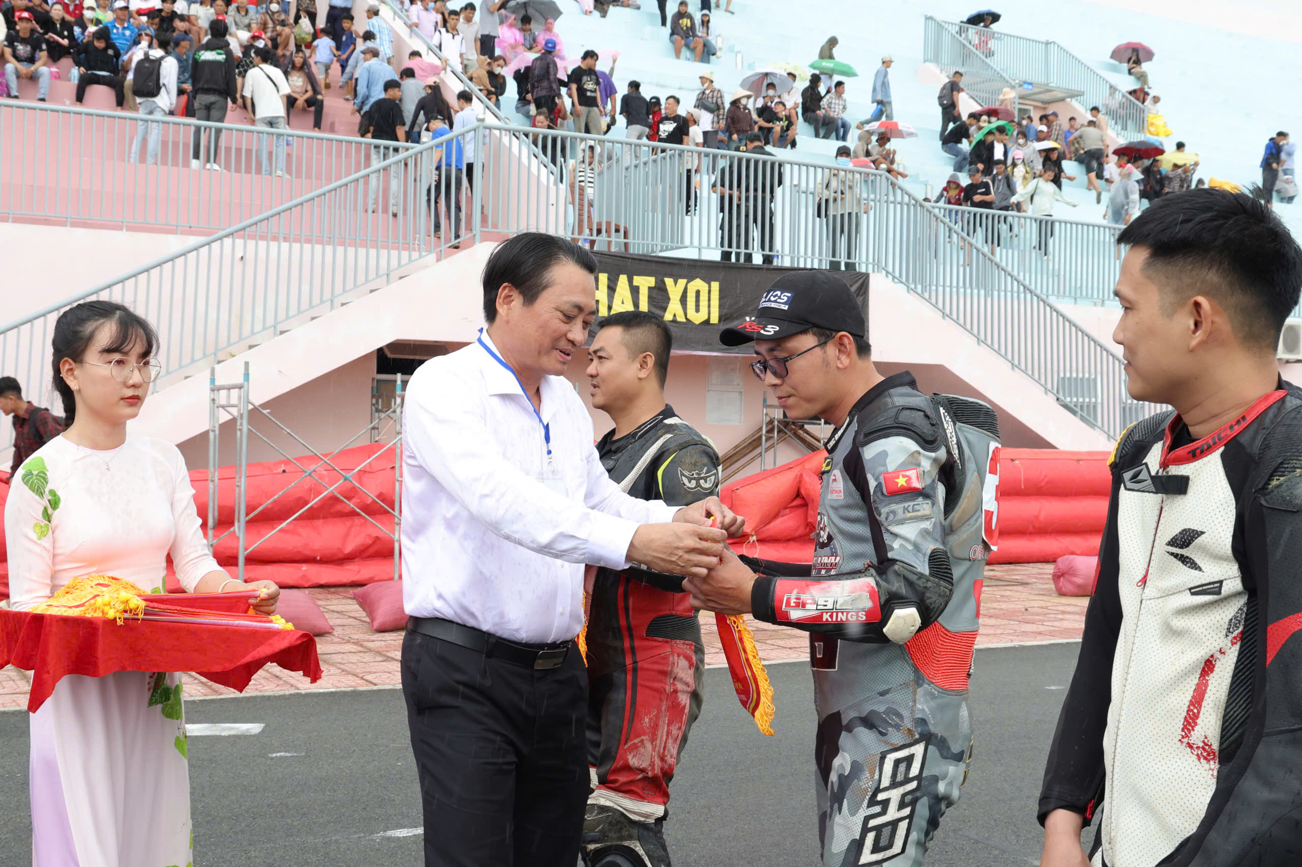 Vĩnh Long: Mưa gió không cản nổi khán giả đến cổ vũ các tay đua tranh tài - Ảnh 8.