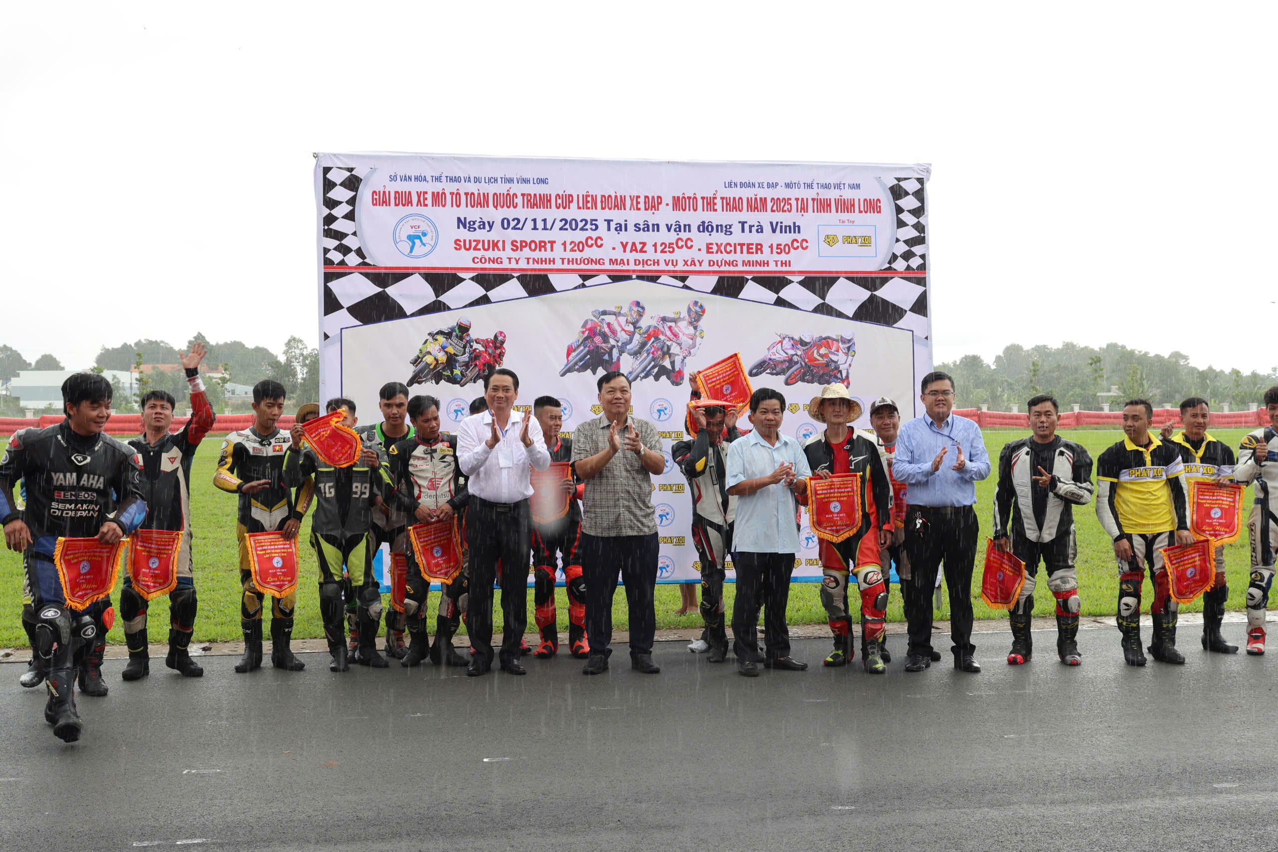 Vĩnh Long: Mưa gió không cản nổi khán giả đến cổ vũ các tay đua tranh tài - Ảnh 9.