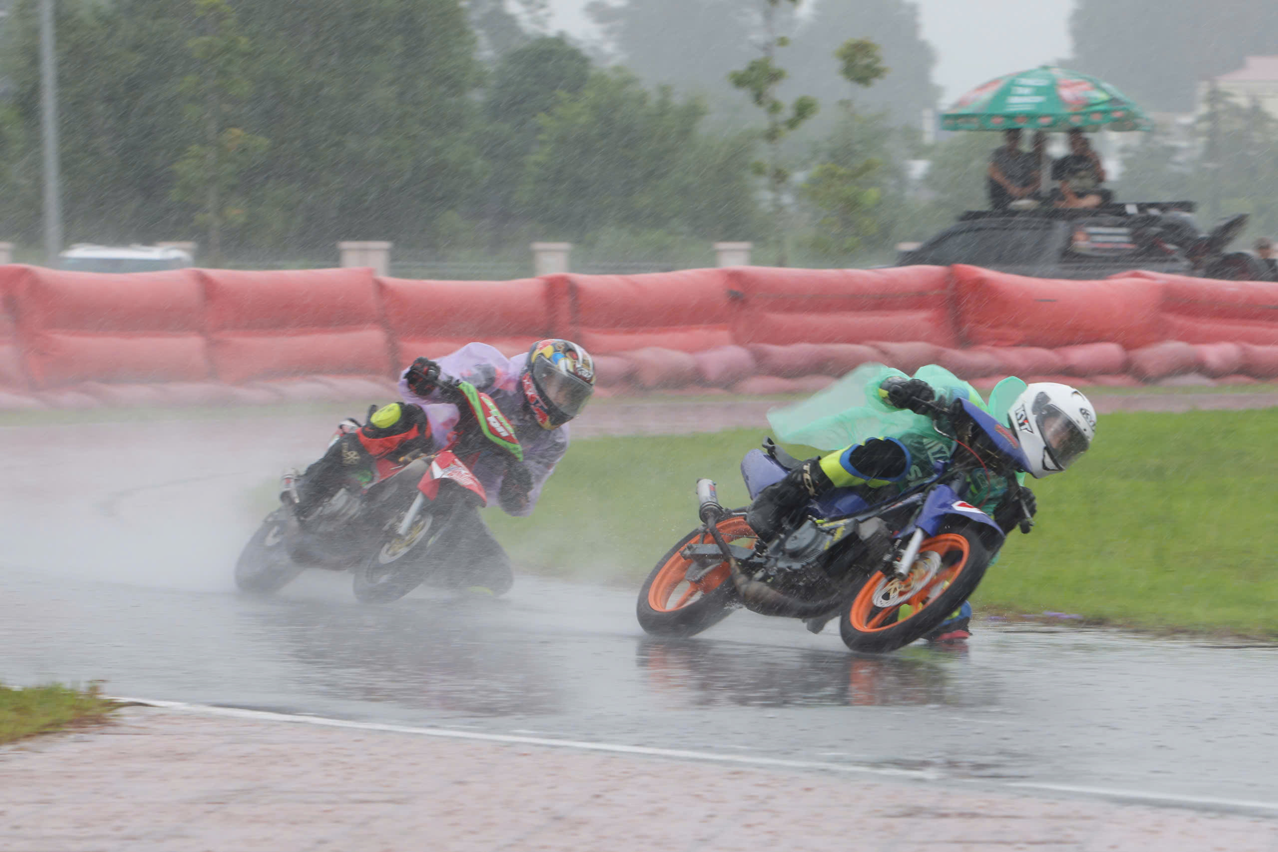 Vĩnh Long: Mưa gió không cản nổi khán giả đến cổ vũ các tay đua tranh tài - Ảnh 4.