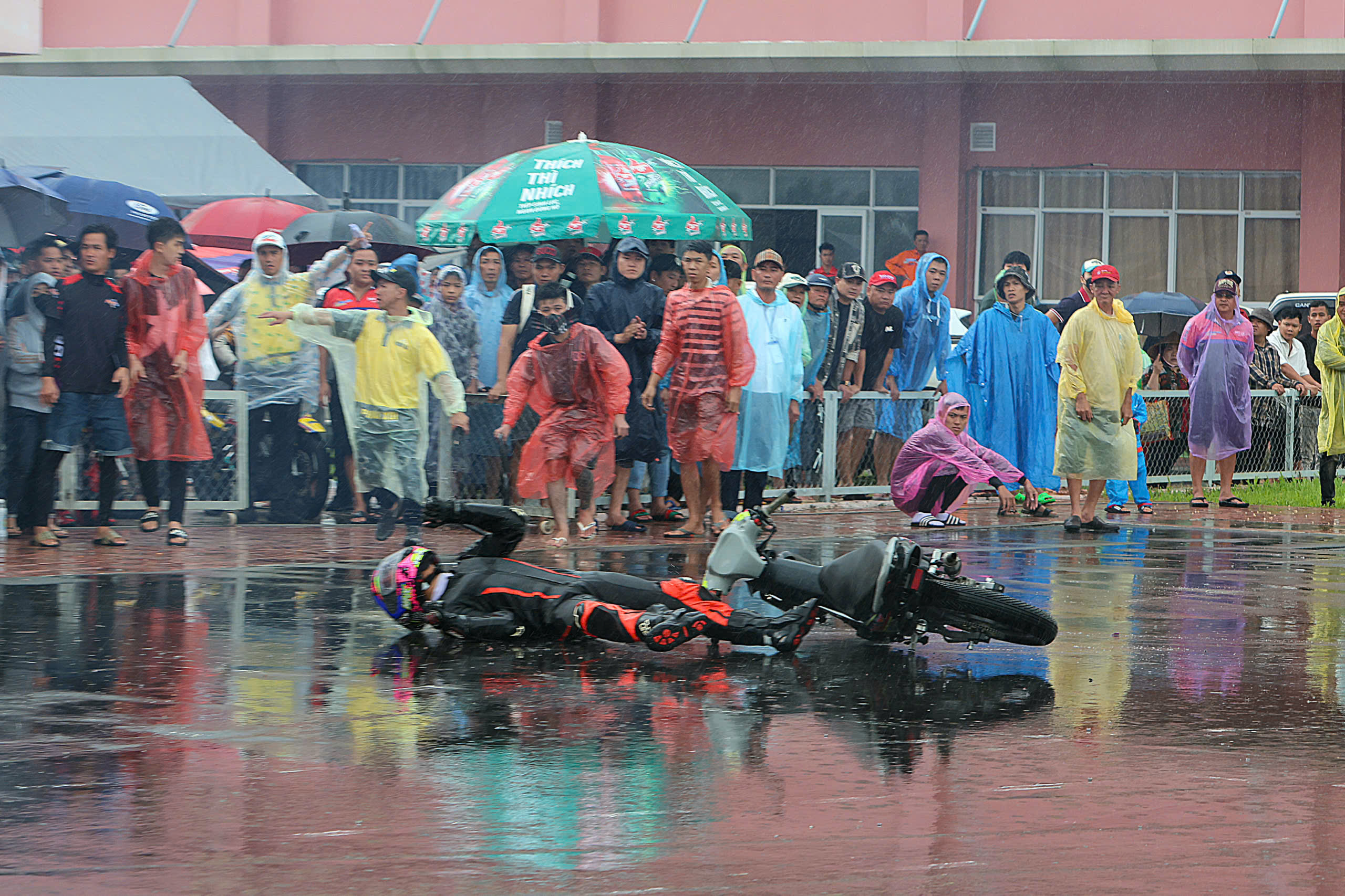 Vĩnh Long: Mưa gió không cản nổi khán giả đến cổ vũ các tay đua tranh tài - Ảnh 6.