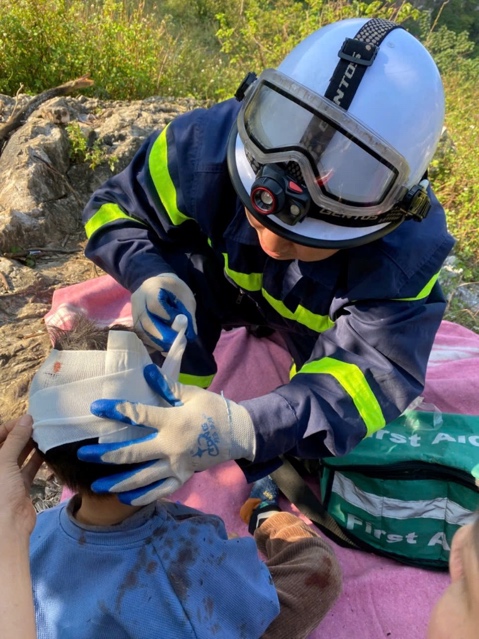 Giải cứu cháu bé bị mắc kẹt dưới hố sâu tại núi Trầm , Hà Nội - Ảnh 1.