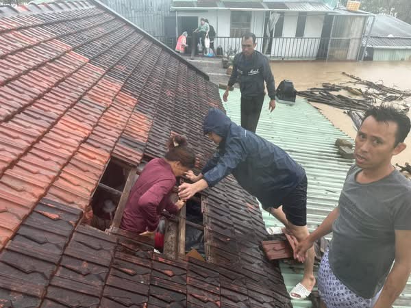 Thủ tướng: Tuyệt đối không để người dân trên nóc nhà kêu cứu mà không được cứu kịp thời - Ảnh 1.