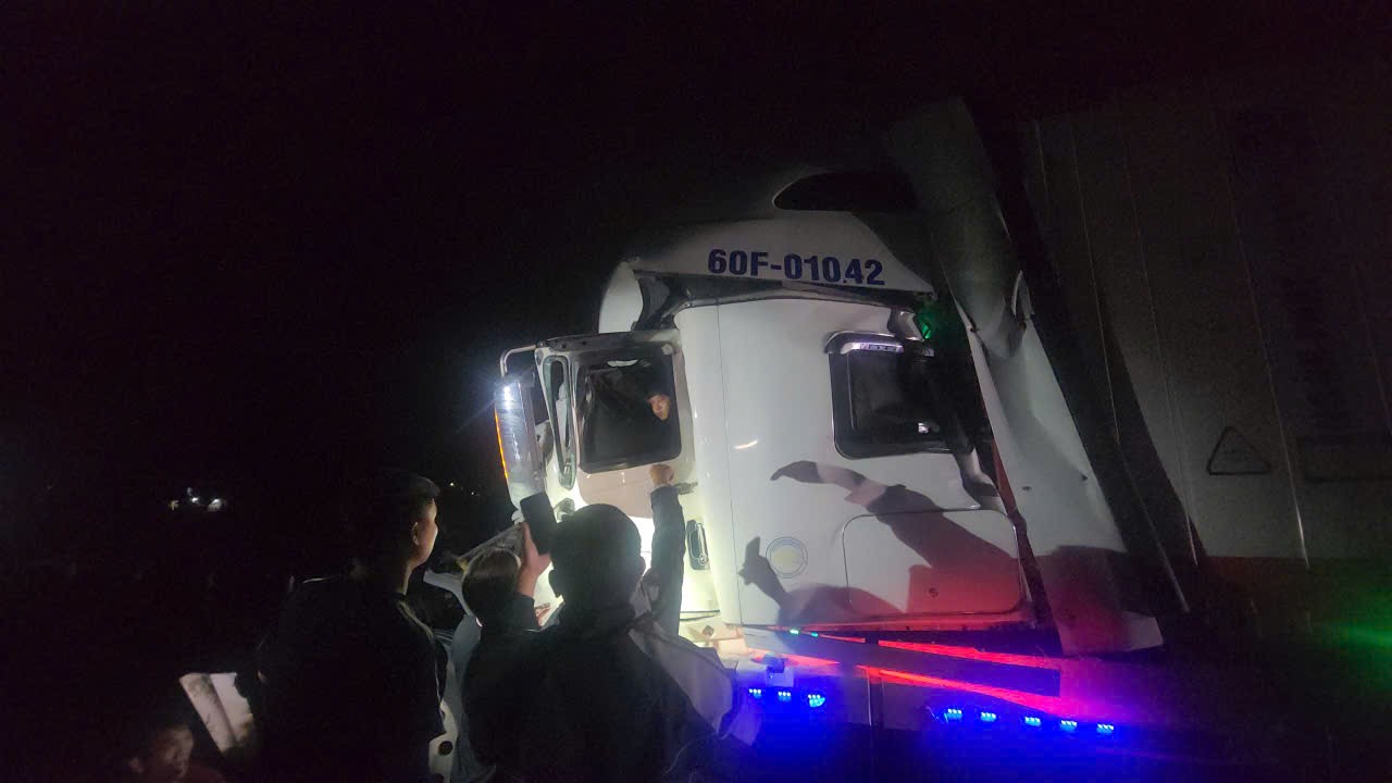 Tai nạn giao thông trên cao tốc, tài xế mắc kẹt trong cabin - Ảnh 2.