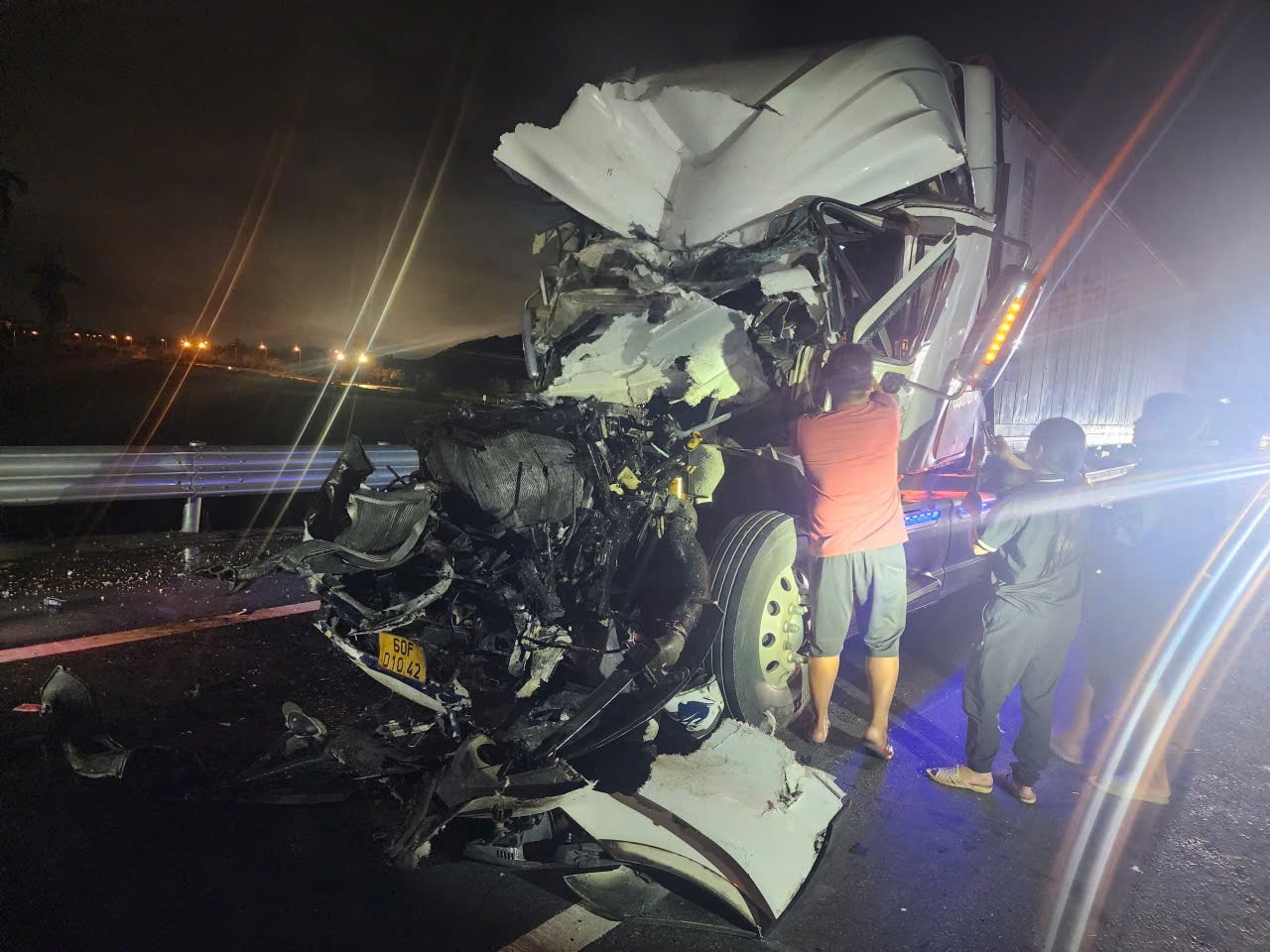 Tai nạn giao thông trên cao tốc, tài xế mắc kẹt trong cabin - Ảnh 1.