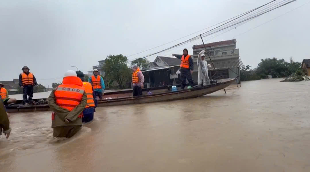 Giải cứu người dân Đắk Lắk: Lực lượng công an tiếp cận thành công gần 200 người - Ảnh 3.