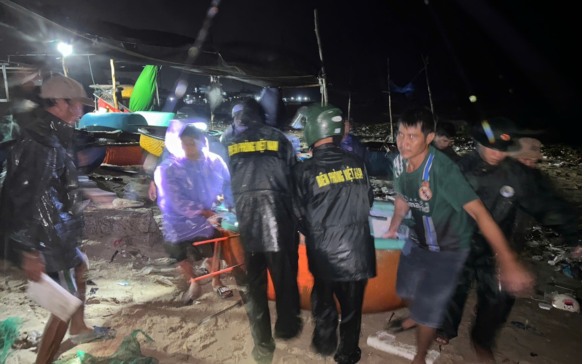 Hai thiếu ni&ecirc;n tr&ocirc;i dạt nhiều giờ tr&ecirc;n l&ograve;ng hồ thủy điện S&ecirc; San 4 - Ảnh 2.