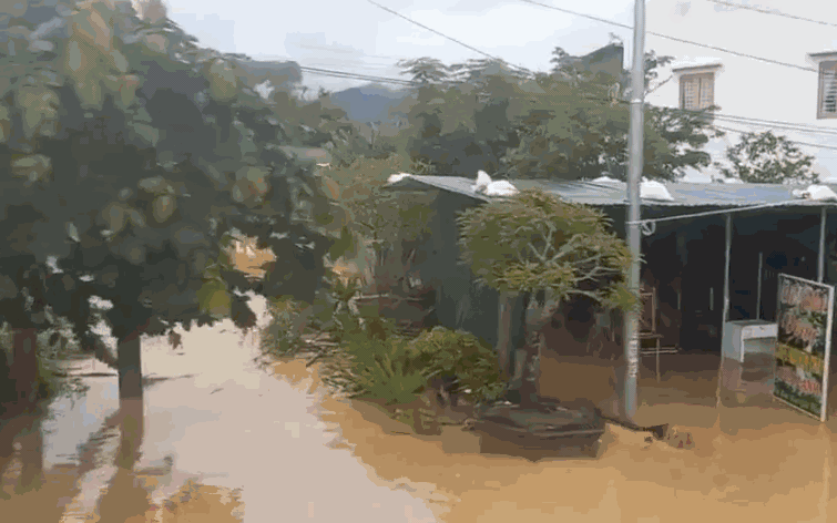 Đắk Lắk đề nghị hỗ trợ trực thăng và ca nô ứng cứu người dân bị lũ - Ảnh 2.