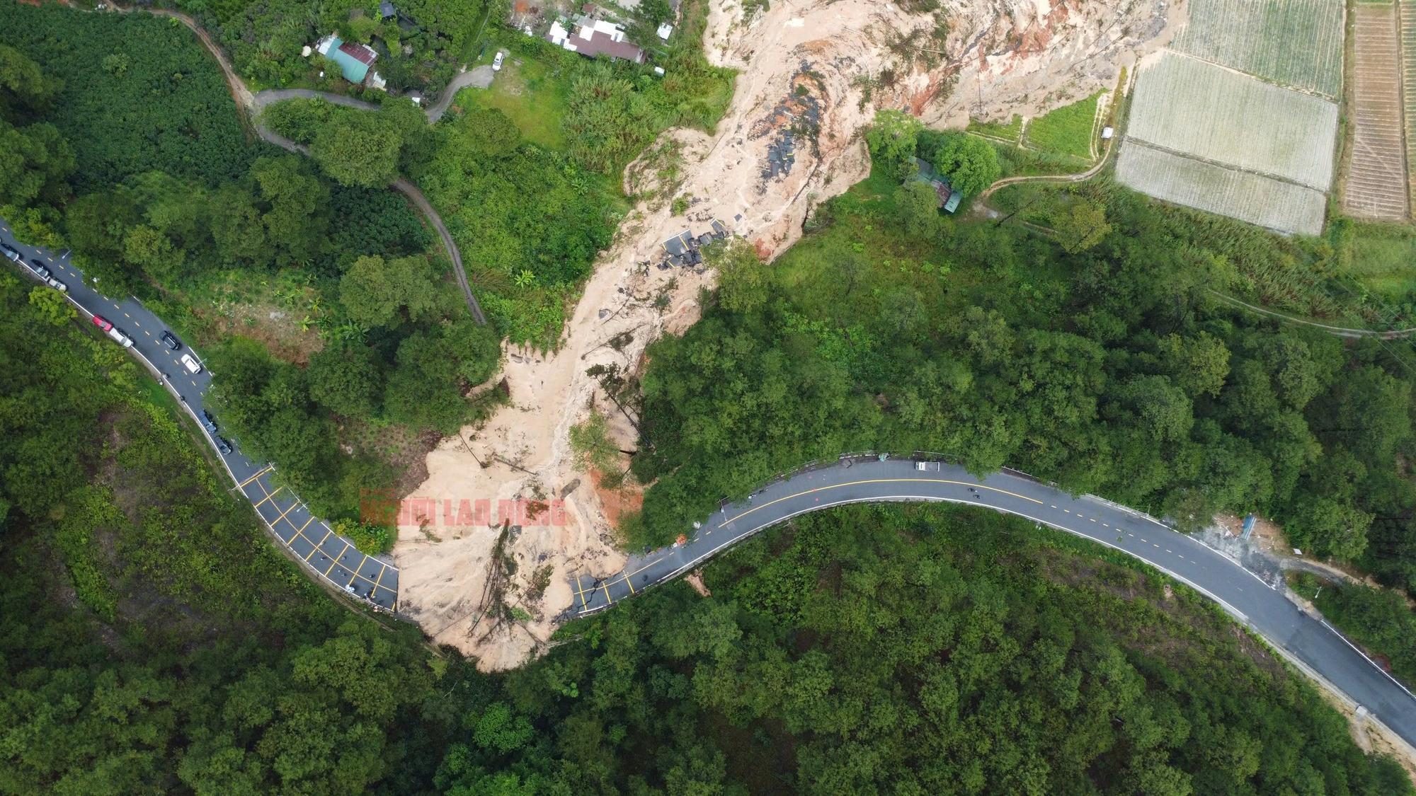 Hình ảnh đáng sợ khi đèo Mimosa bị sạt lở "cắt" đứt đôi - Ảnh 1.