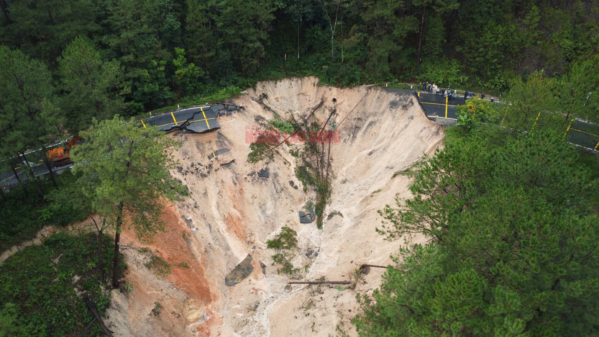 Hình ảnh đáng sợ khi đèo Mimosa bị sạt lở "cắt" đứt đôi - Ảnh 3.