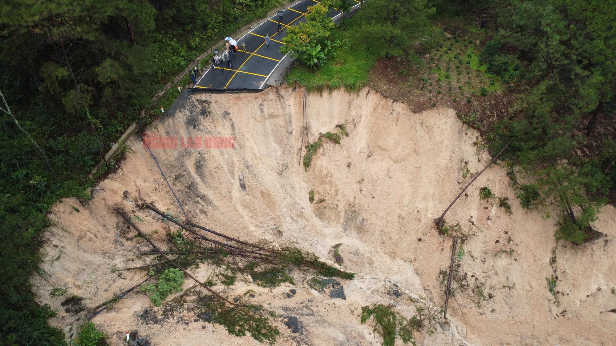 Hình ảnh đáng sợ khi đèo Mimosa bị sạt lở "cắt" đứt đôi - Ảnh 4.