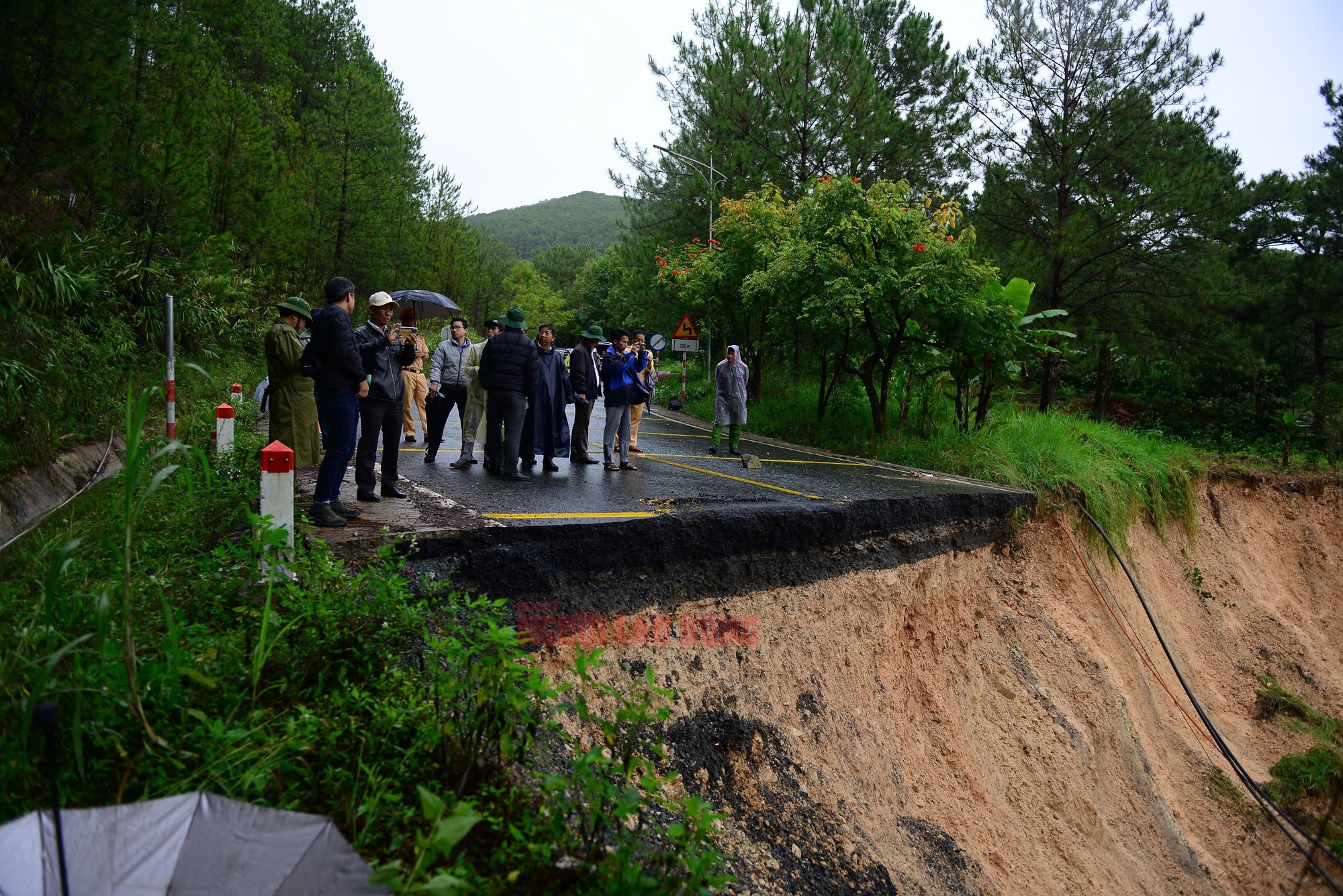 Hình ảnh đáng sợ khi đèo Mimosa bị sạt lở "cắt" đứt đôi - Ảnh 6.