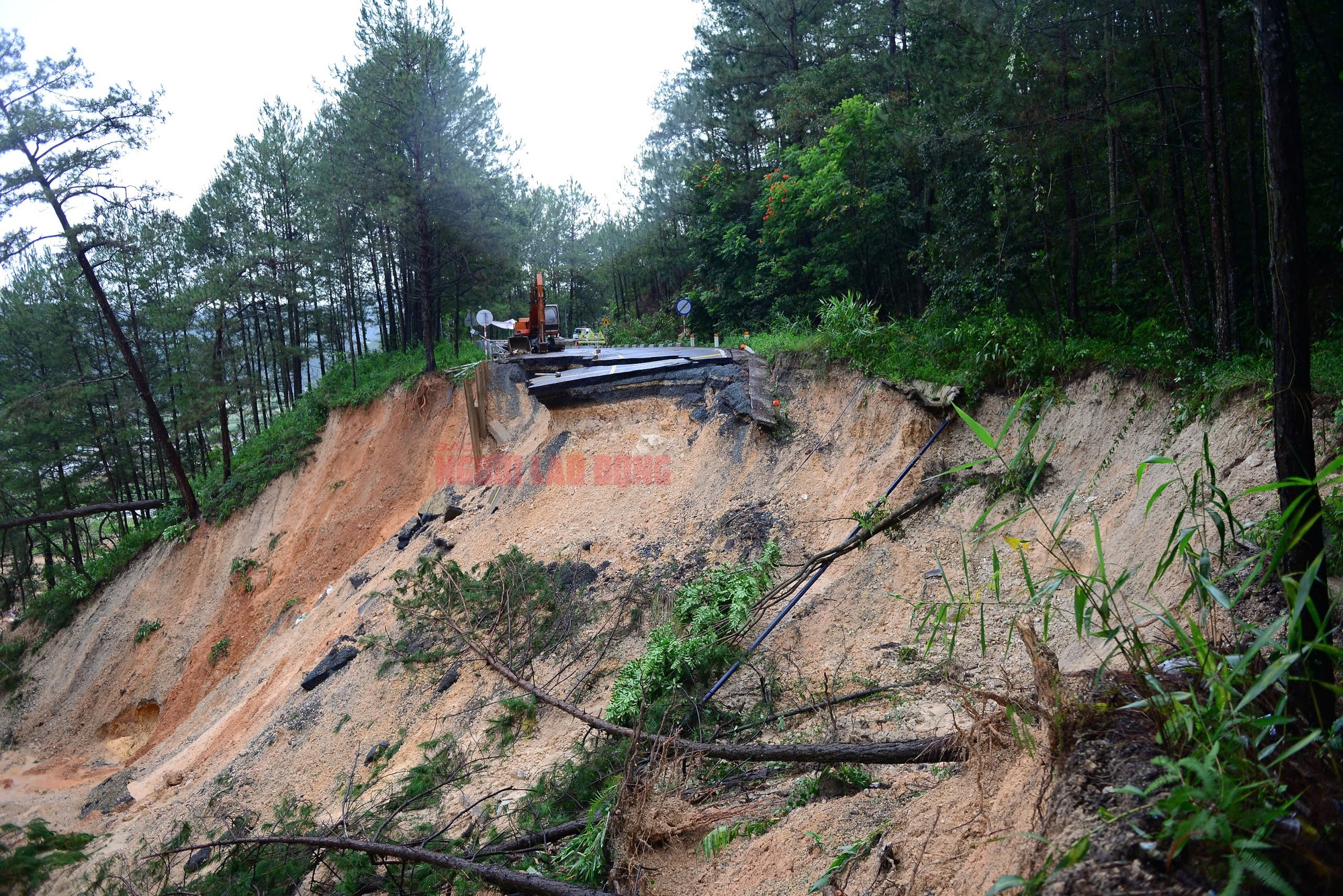 Hình ảnh đáng sợ khi đèo Mimosa bị sạt lở "cắt" đứt đôi - Ảnh 7.