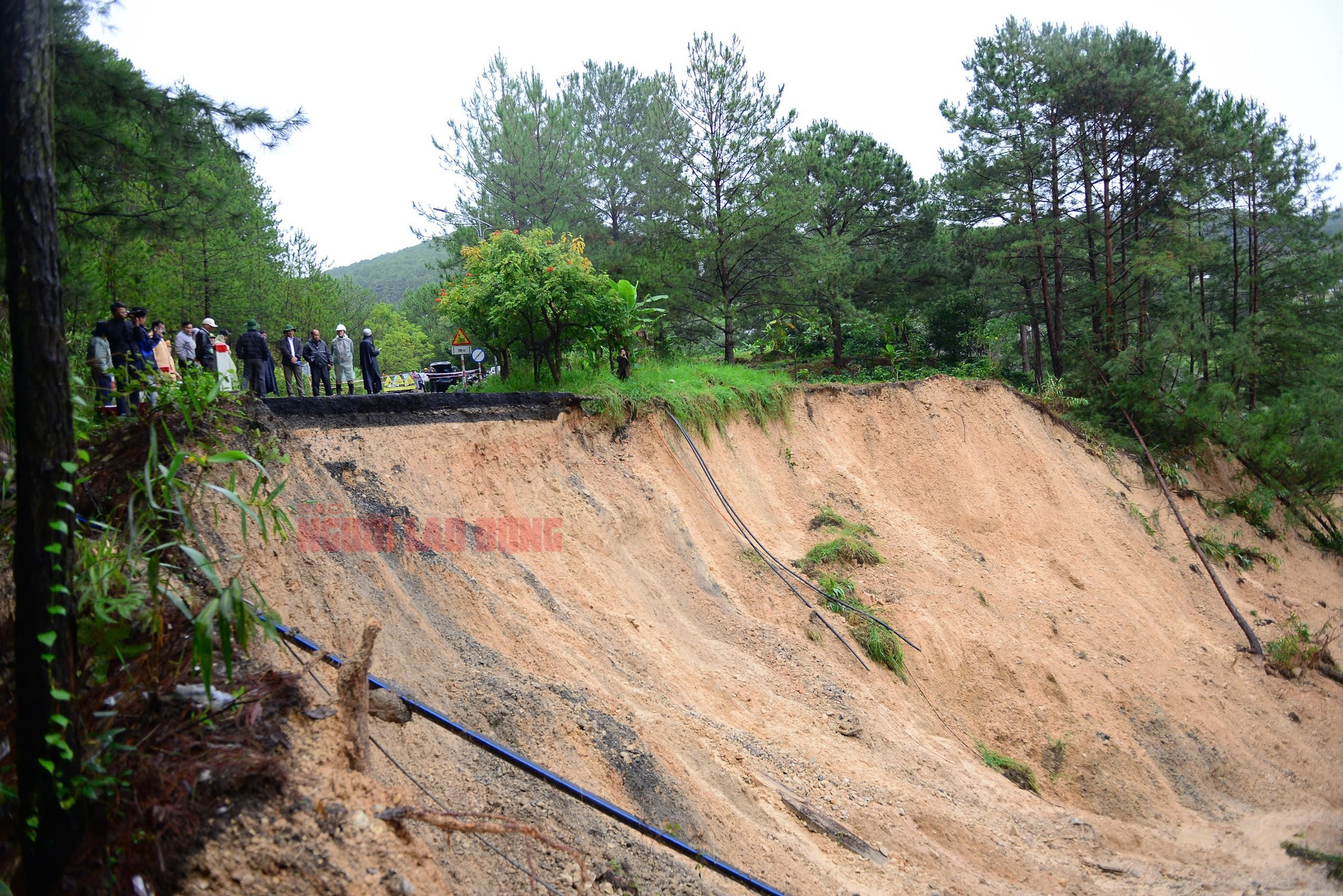 Hình ảnh đáng sợ khi đèo Mimosa bị sạt lở "cắt" đứt đôi - Ảnh 8.