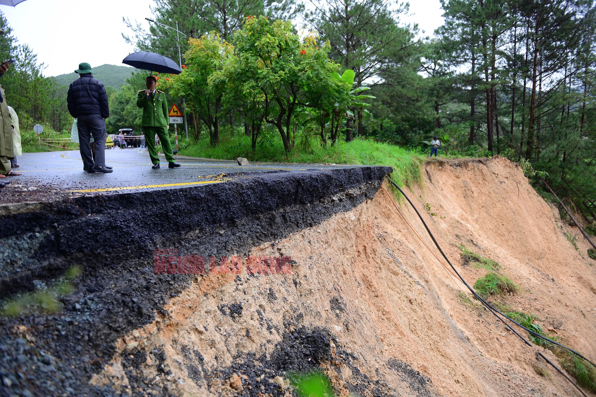 Hình ảnh đáng sợ khi đèo Mimosa bị sạt lở "cắt" đứt đôi - Ảnh 9.