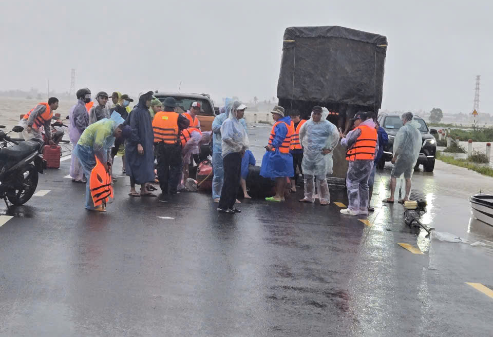 Giải cứu người dân Đắk Lắk: Lực lượng công an tiếp cận thành công gần 200 người - Ảnh 1.
