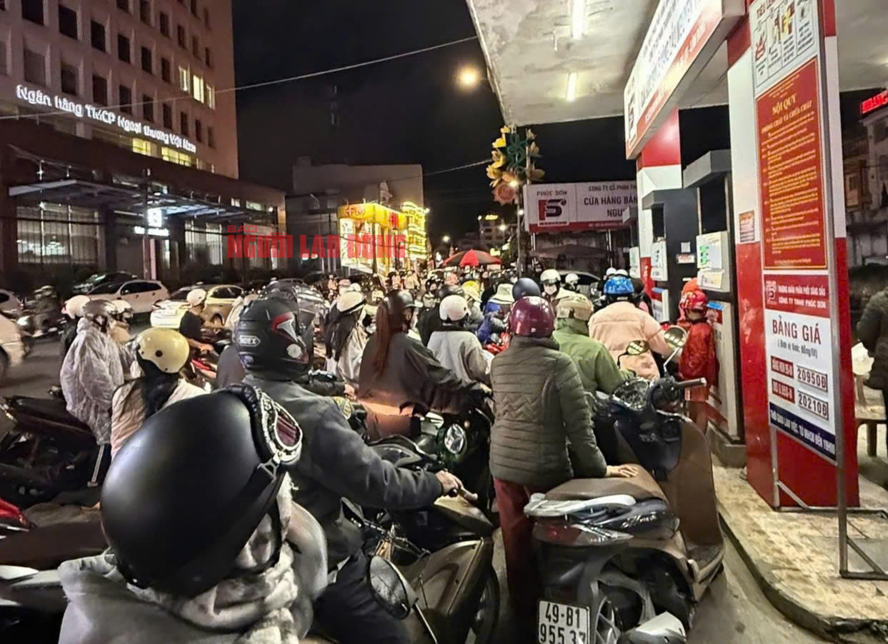 Người dân Đà Lạt đổ xăng ồ ạt trước thông báo cấm xe 3,5 tấn qua đèo Tà Nung - Ảnh 2.