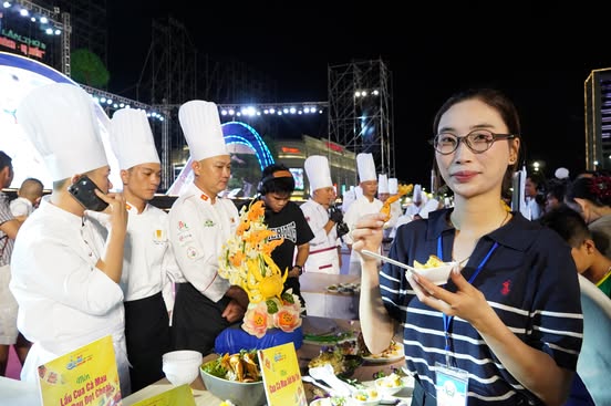 CLIP: Những món ăn hấp dẫn từ đặc sản cua Cà Mau - Ảnh 10.