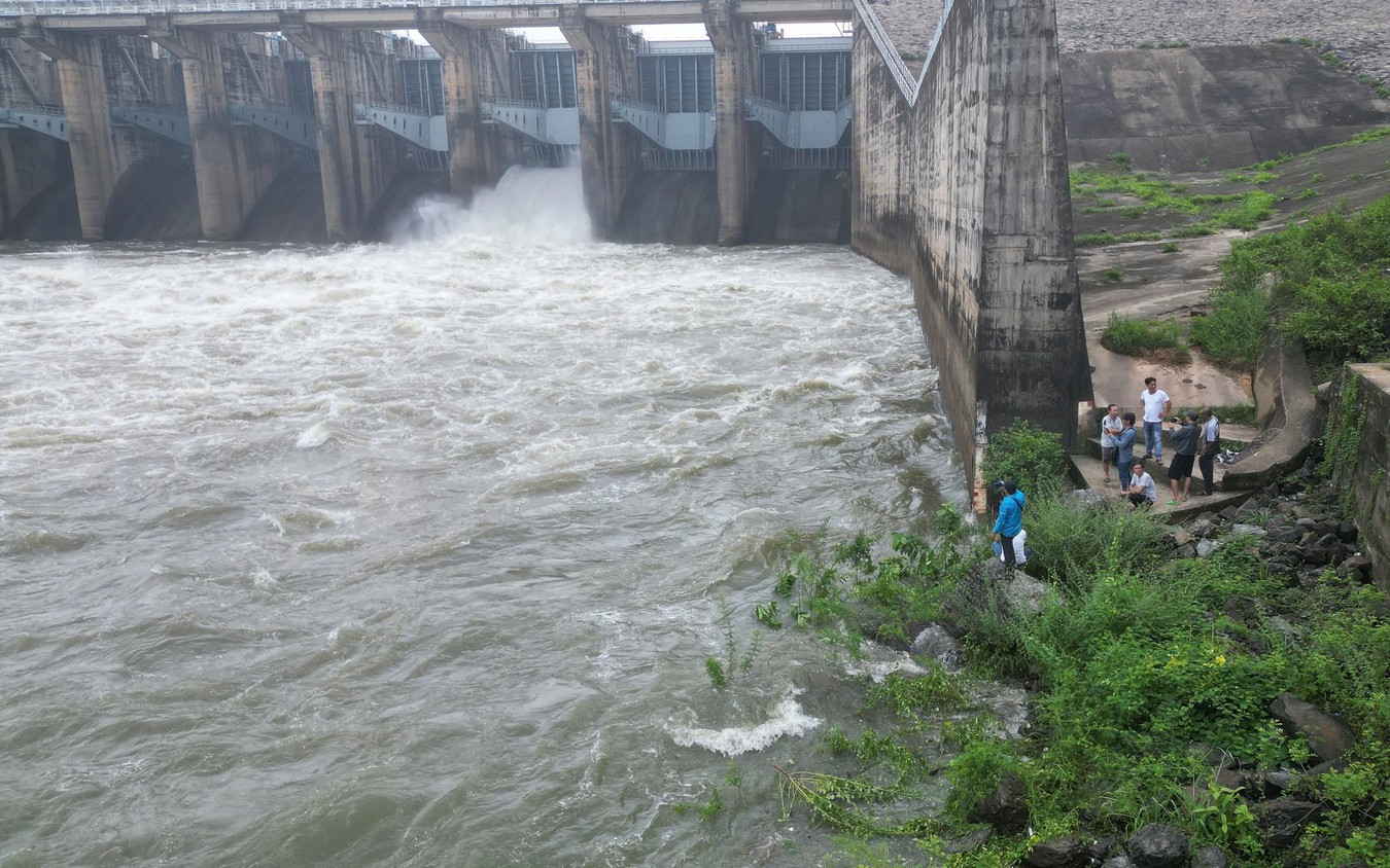 Di dời người dân ra khỏi vùng ngập úng do thủy điện Trị An xả lũ - Ảnh 2. Di dời người dân ra khỏi vùng ngập úng do thủy điện Trị An xả lũ - Ảnh 2.