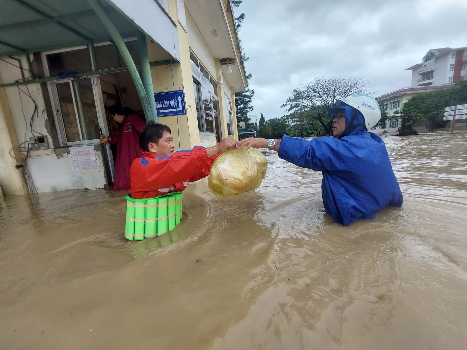 Ngày 20-11 khó quên trong một ngôi trường tại “rốn lũ” Gia Lai - Ảnh 2.
