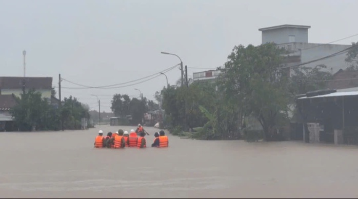 Mưa lũ vượt lịch sử ở miền Trung khiến 50 người chết và mất tích  - Ảnh 1.