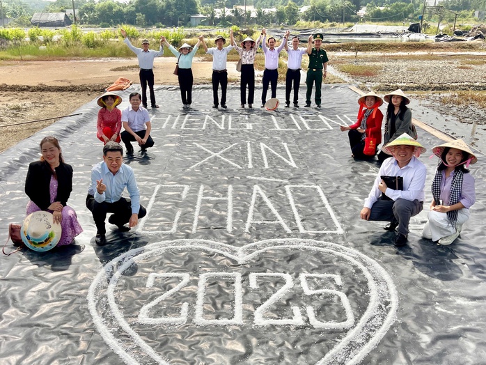 Salt-making - a unique highlight that defines Thieng Lieng’s tourism identity - Ảnh 2.