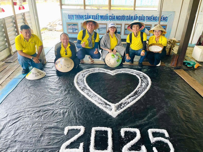 Salt-making - a unique highlight that defines Thieng Lieng’s tourism identity - Ảnh 3.