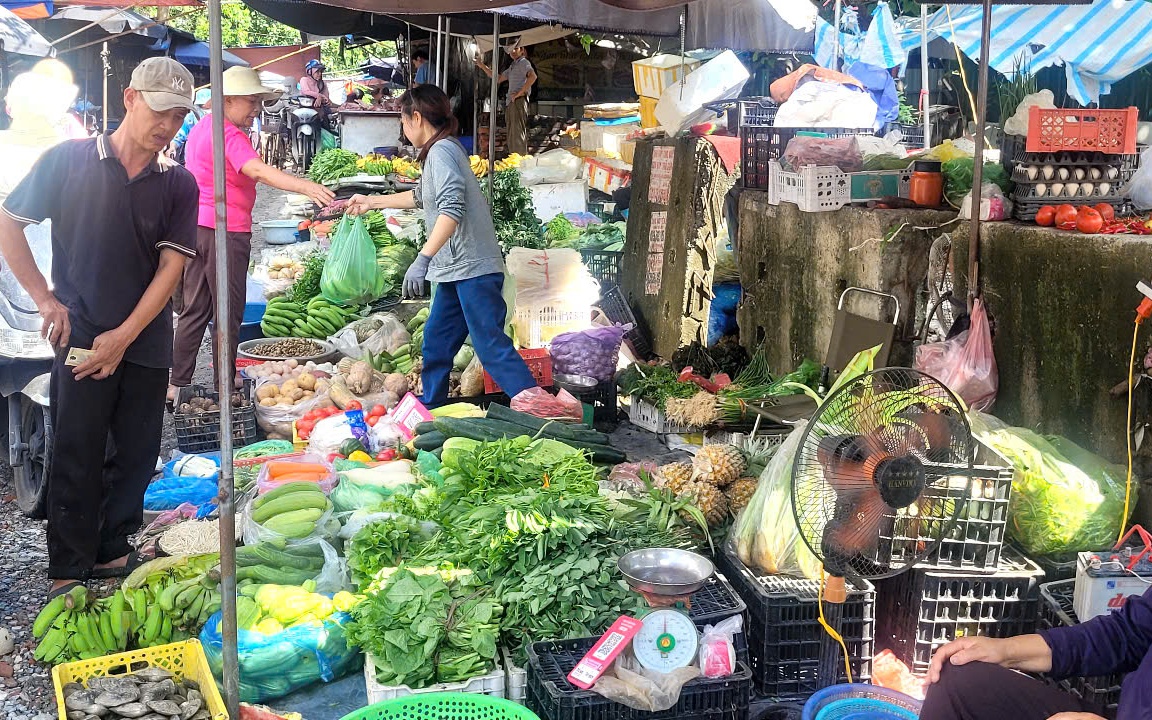 Mưa lũ lịch sử gây tăng giá rau xanh và khan hiếm hàng hóa thiết yếu - Ảnh 2.
