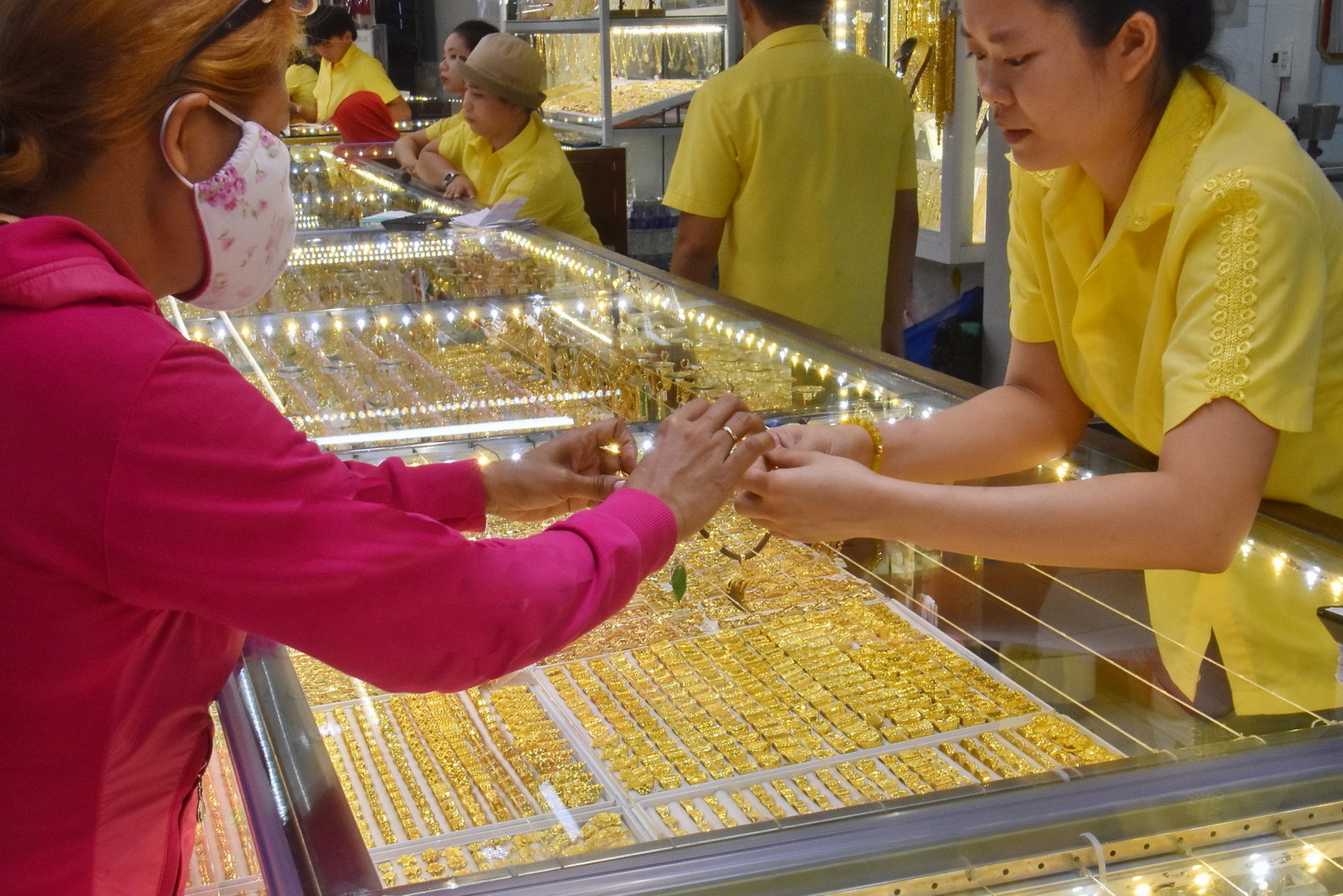 Giá vàng hôm nay 21-11: Tiếp tục suy yếu - Ảnh 1.