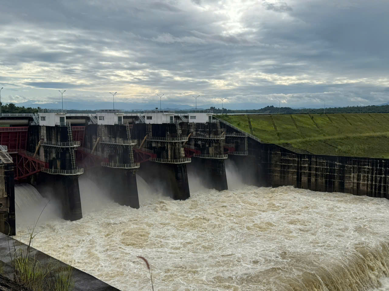 Nhà máy thủy điện Buôn Kuốp xả lũ khẩn cấp: Cảnh báo vùng hạ du Sêrêpốk - Ảnh 1.