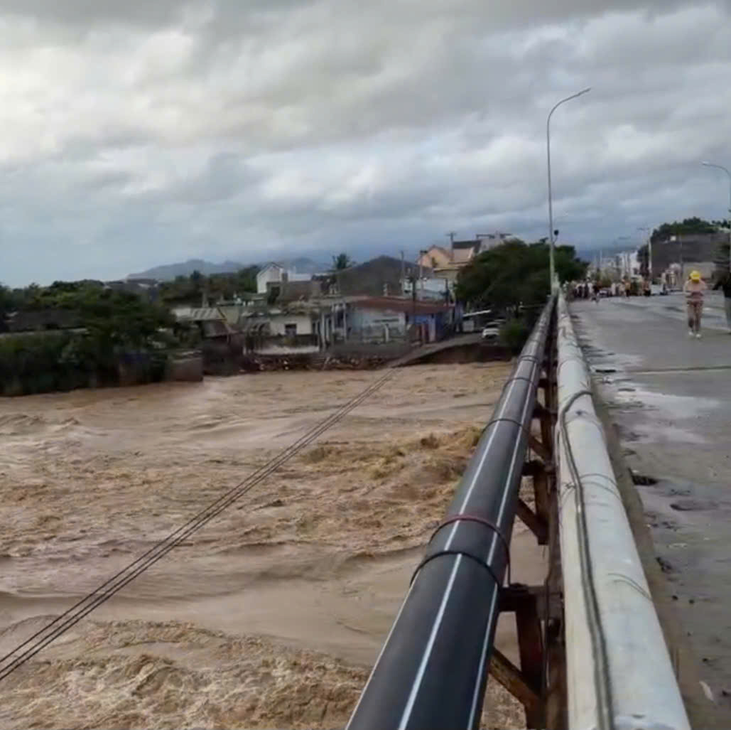 Nước từ sông Cái Phan Rang chảy về sát mép cầu Đạo Long 1, phường Phan Rang, tỉnh Khánh Hòa