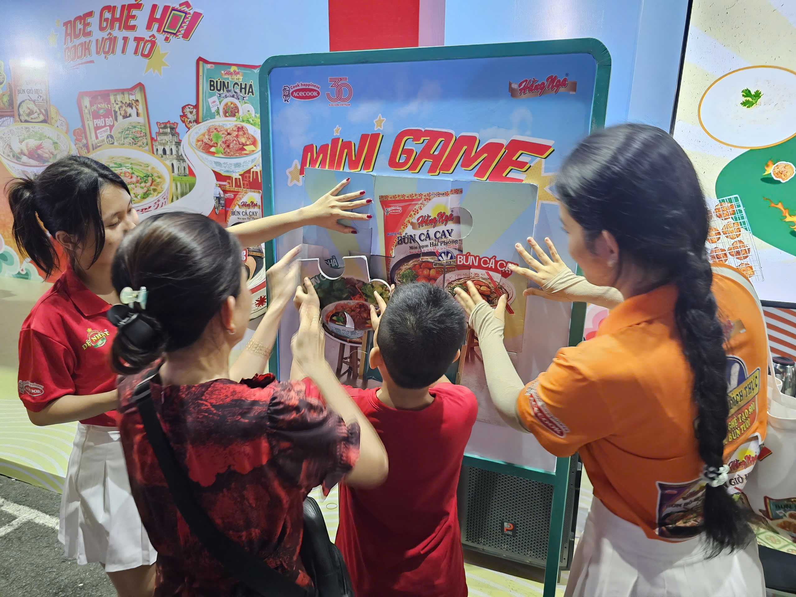 Les habitants de Hô Chi Minh-Ville affluent pour déguster de délicieux mets au Festival de la farine de riz - Photo 4. Người dân TP HCM nườm nượp thưởng thức món ngon tại Ngày hội sợi gạo - Ảnh 4.